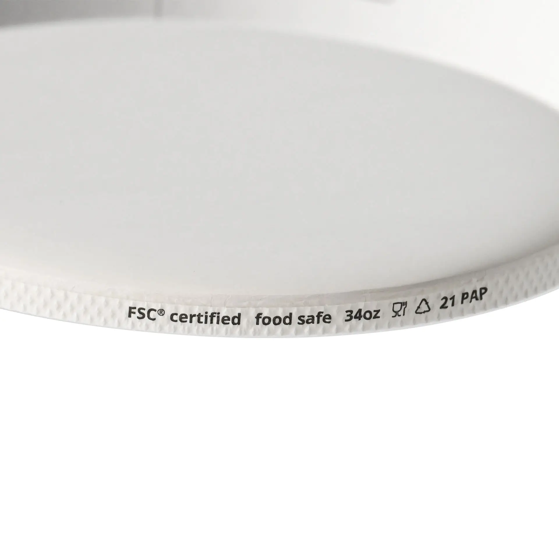 Una ciotola per insalata in carta bianca rivestita in PE con un diametro di 150 mm e marcature per la certificazione di sicurezza alimentare.