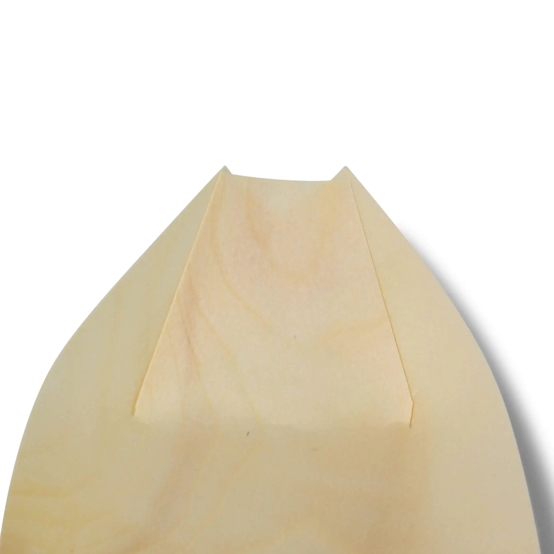 Una barca in legno per alimenti con una texture decorativa e naturale; progettata per piatti freddi e caldi.