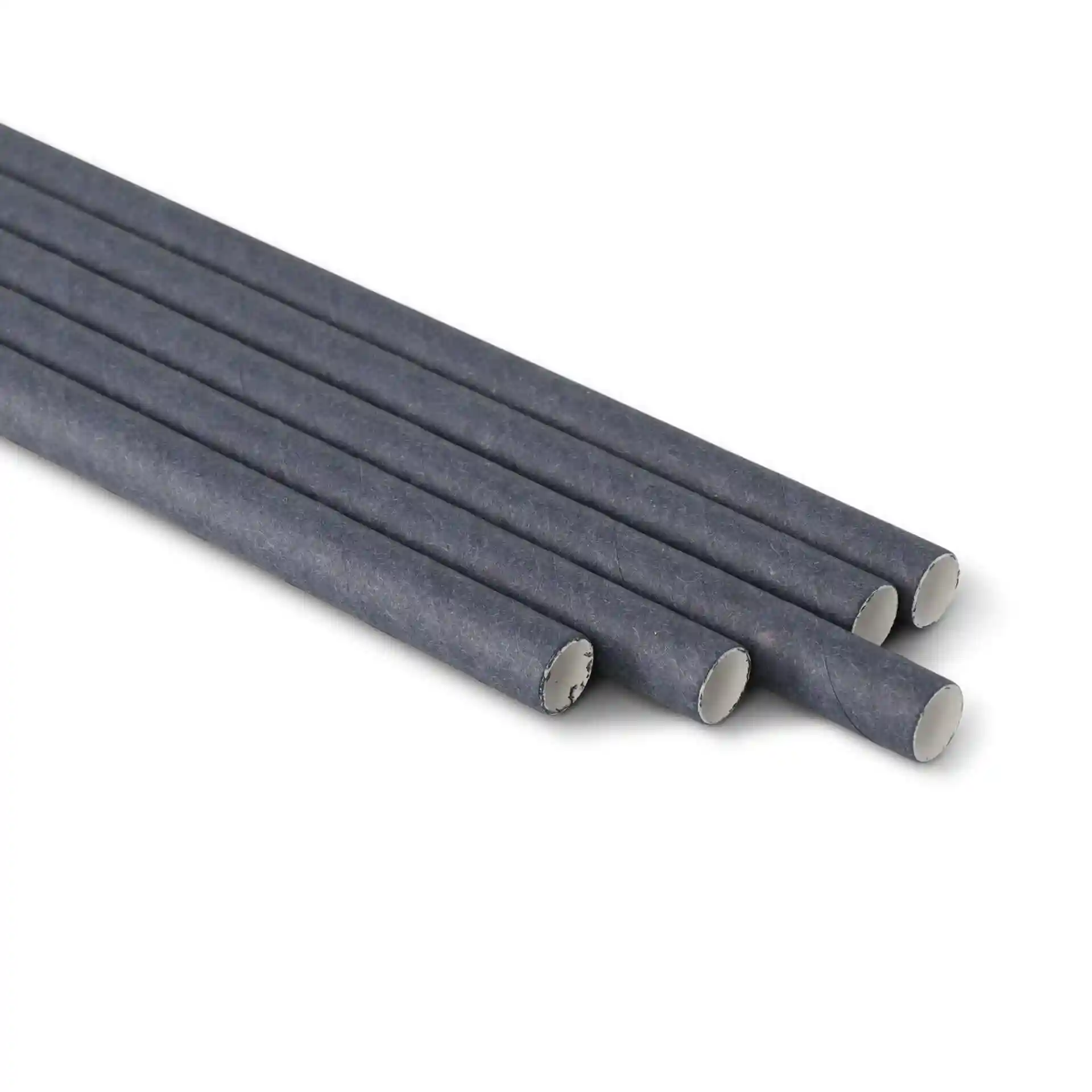 Cannucce per cocktail in carta nera, lunghe 15 cm e con un diametro di 0,7 cm, disposte in gruppo su uno sfondo bianco.