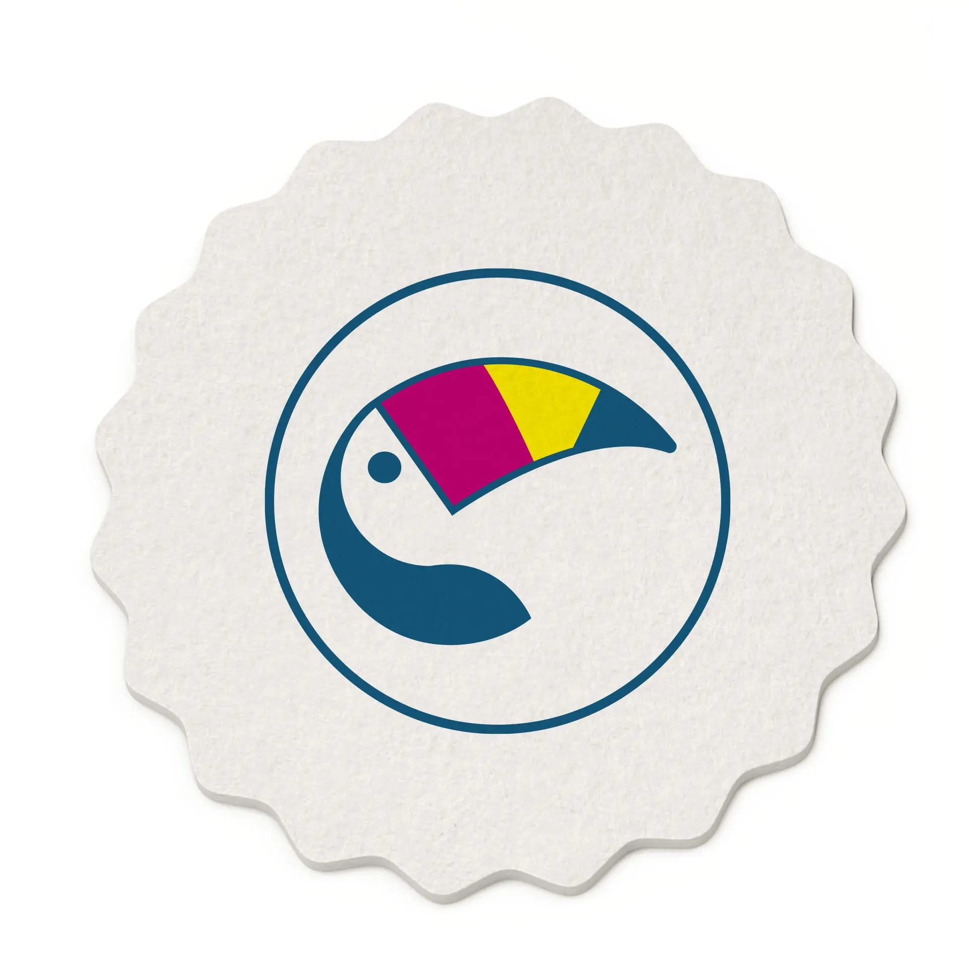Sottobicchiere per birra stampato a forma di tappo di bottiglia con un design colorato di tucano su sfondo bianco.
