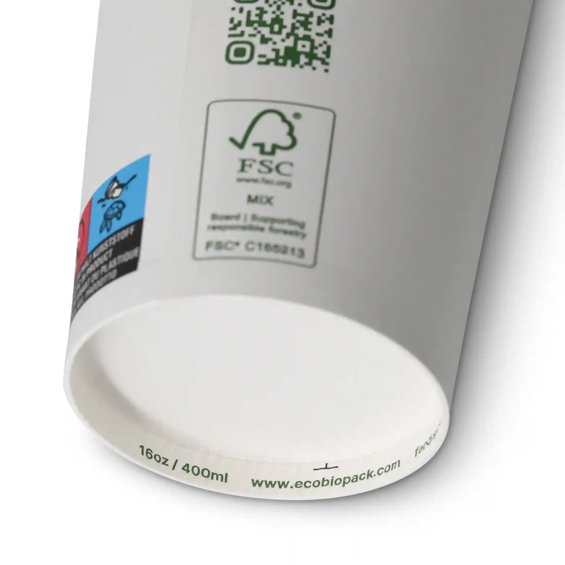 Bicchiere bianco con rivestimento in PLA, con un codice QR e varie etichette sul lato.