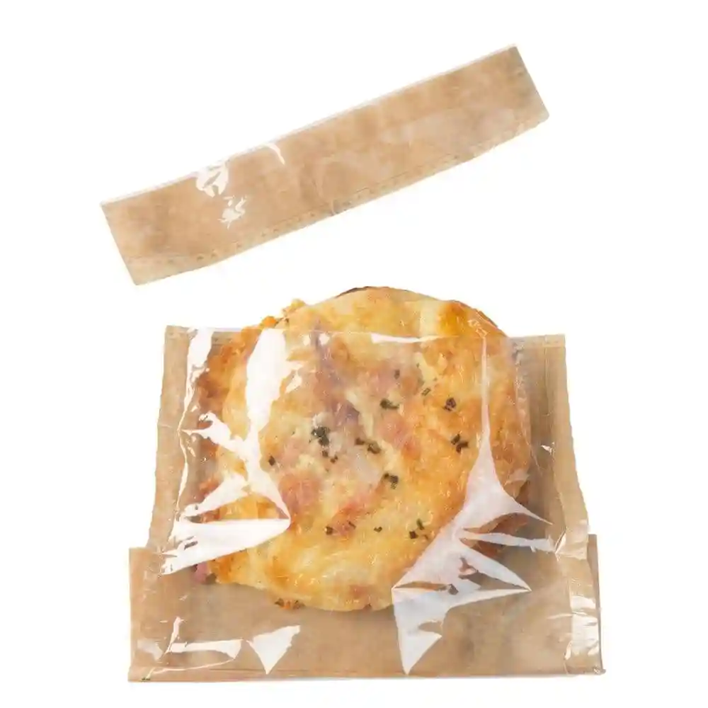 Sacchetto per snack in carta con stampa di foglia di palma, contiene un prodotto da forno avvolto in pellicola trasparente.
