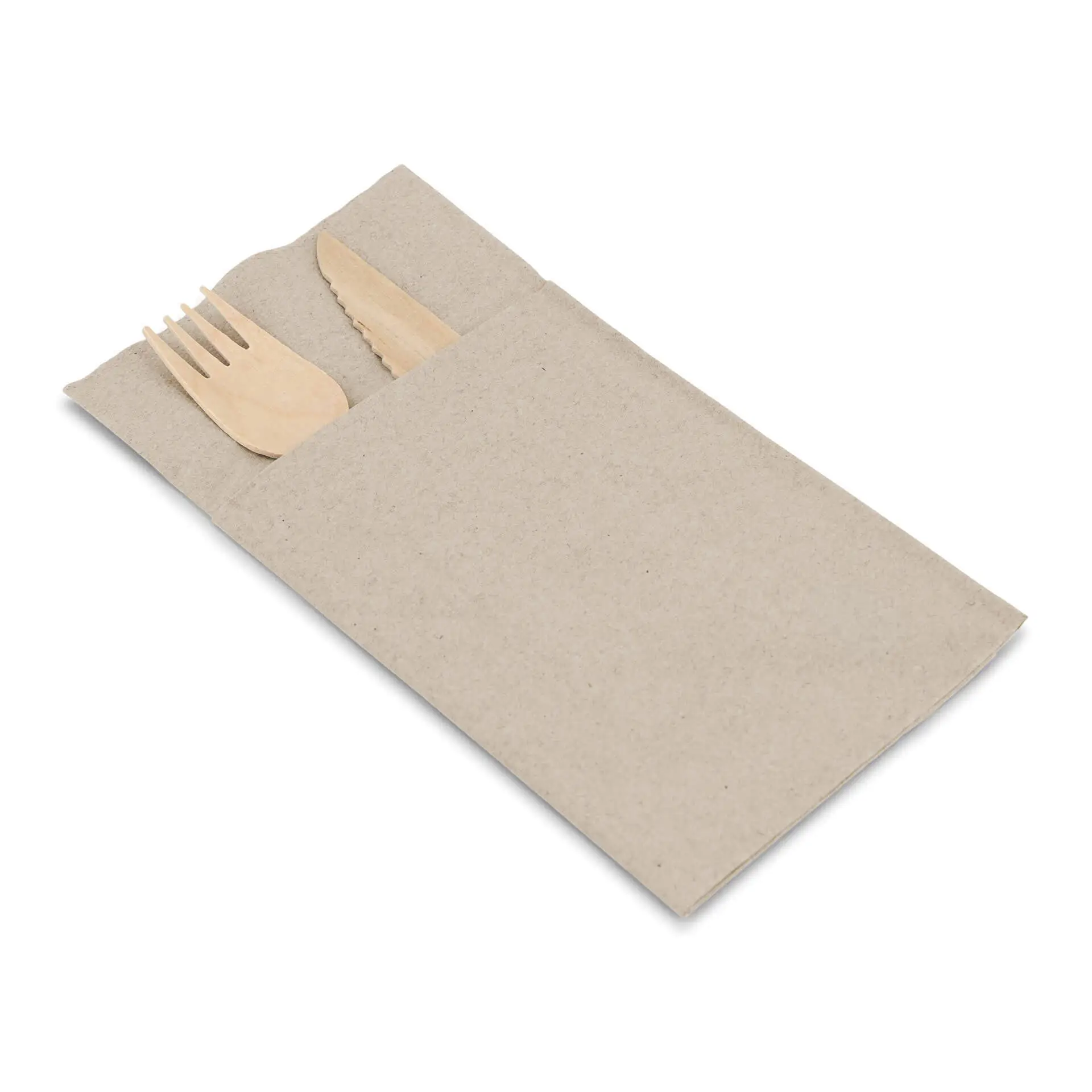 Sacchetti per posate in carta riciclata non sbiancata con una forchetta e un coltello, di forma rettangolare.