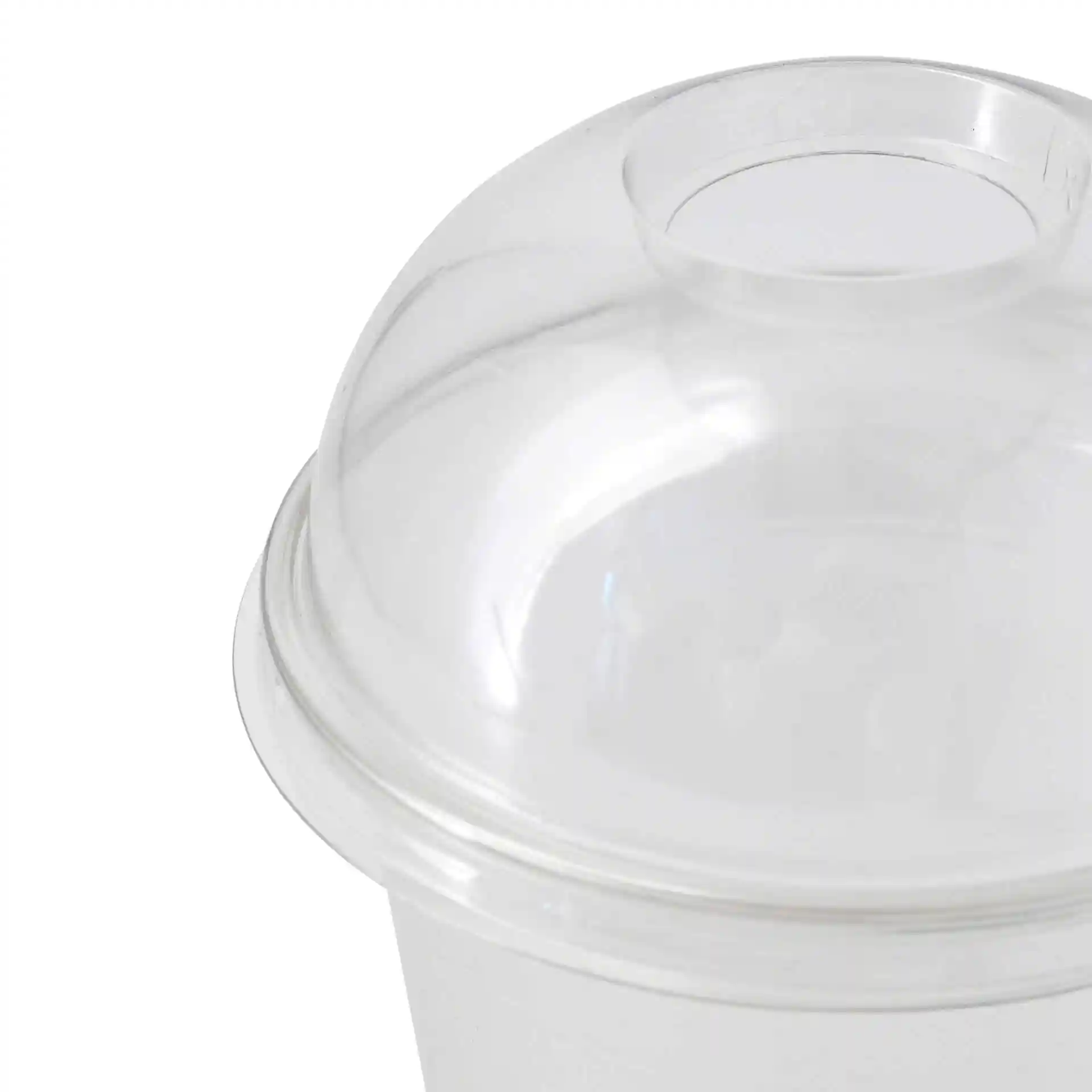Coperchio dome in rPET trasparente con foro per cannuccia, misura 95 mm di diametro e 38 mm di altezza.