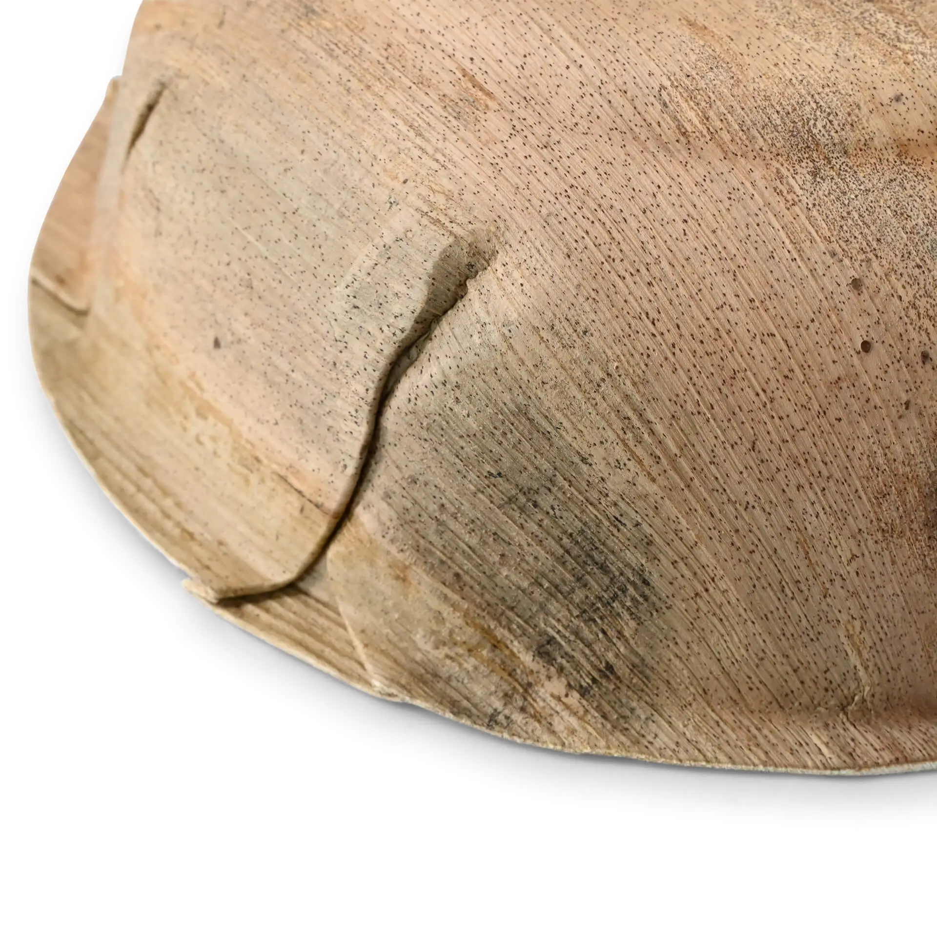 Ciotola realizzata in foglie di palma, con venature naturali, resistente all'umidità e al grasso, con una texture unica.