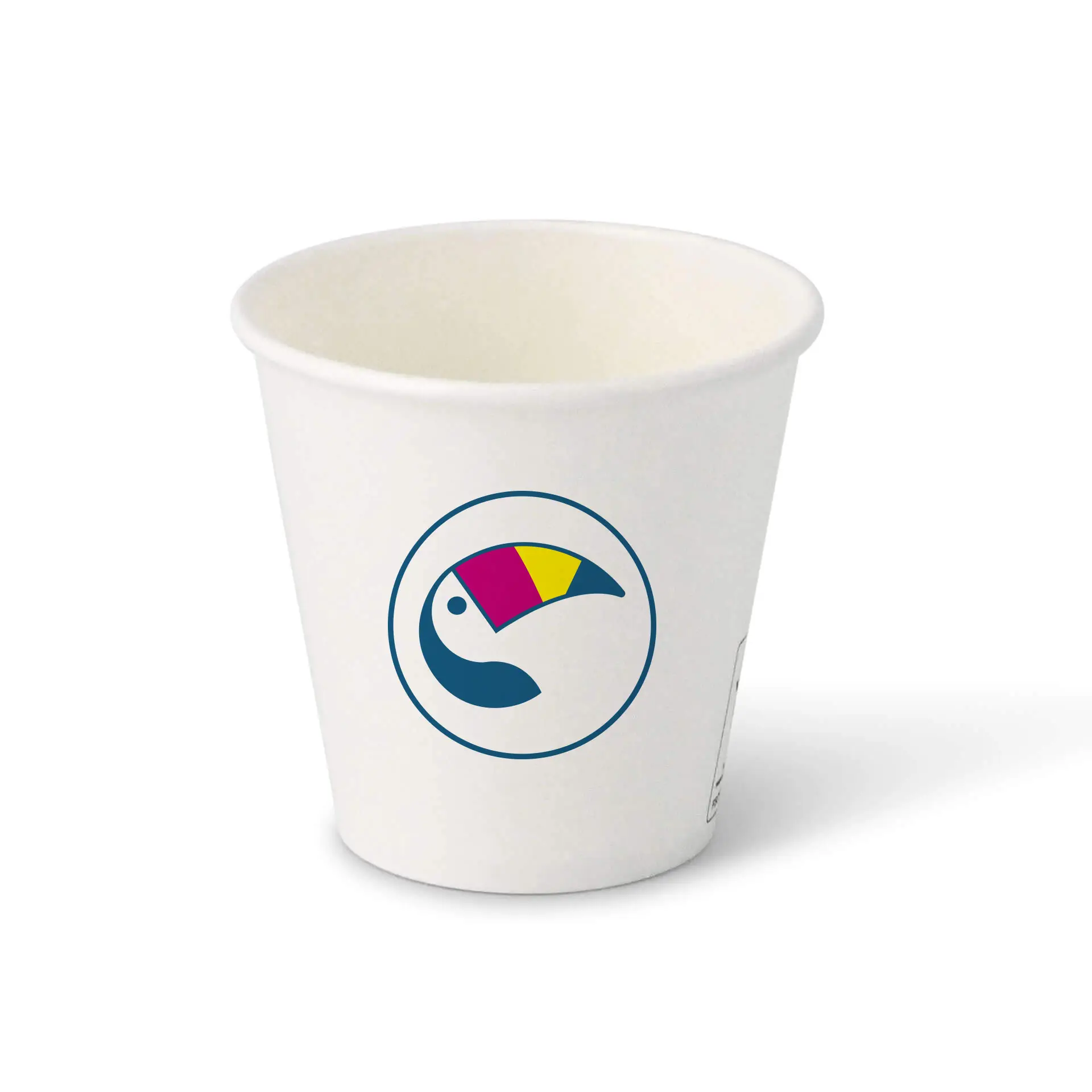 Un bicchiere di carta bianco con un logo di tucano colorato, adatto per bevande calde, con una capacità di 150 ml (6 oz).