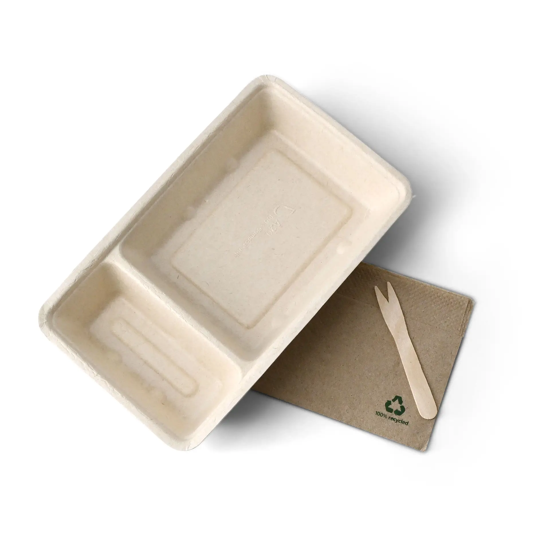 Un vassoio per chip in bagassa biodegradabile con due scomparti; una forchetta da intingere su una base in cartone riciclato.