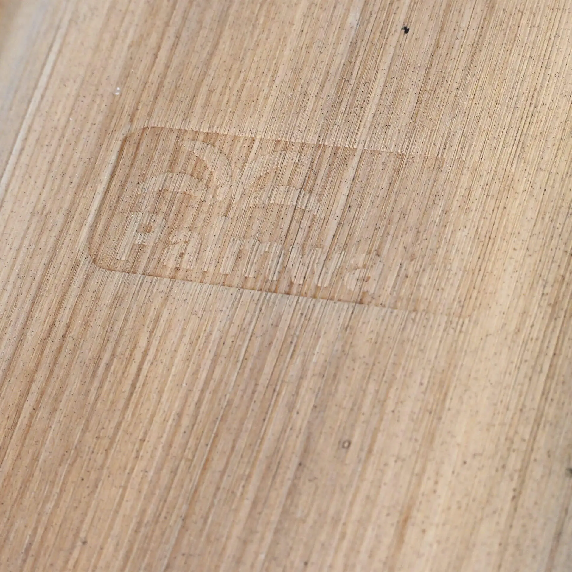Piatto rettangolare profondo in foglia di palma con design a grana di legno naturale; presenta un'impronta del logo.