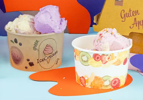 Coppa di gelato con panna montata, pezzi di cioccolato e fragole fresche, con design verde personalizzabile.