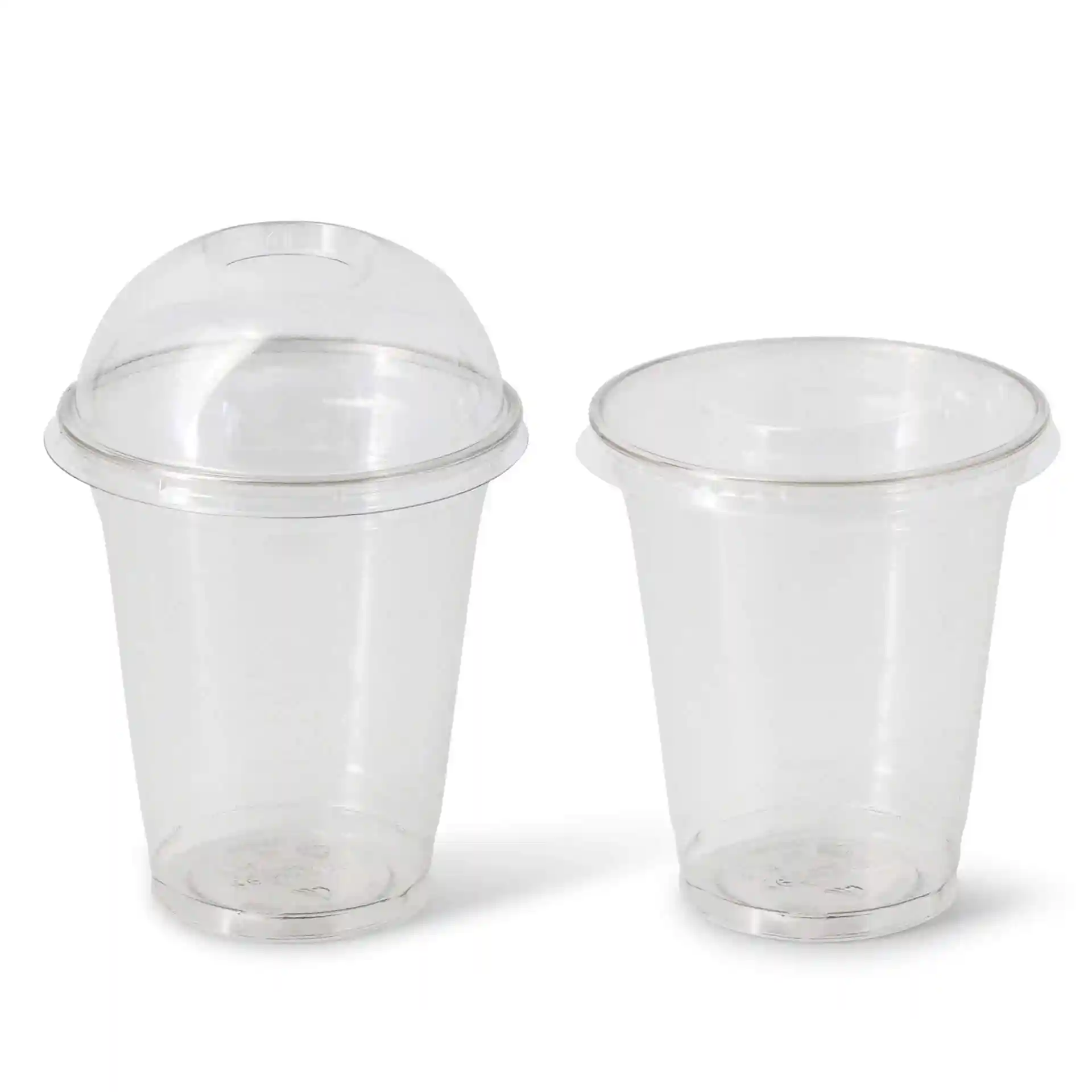 Bicchieri trasparenti da 12 oz in rPET, uno con coperchio a cupola e uno senza, mostrati affiancati.
