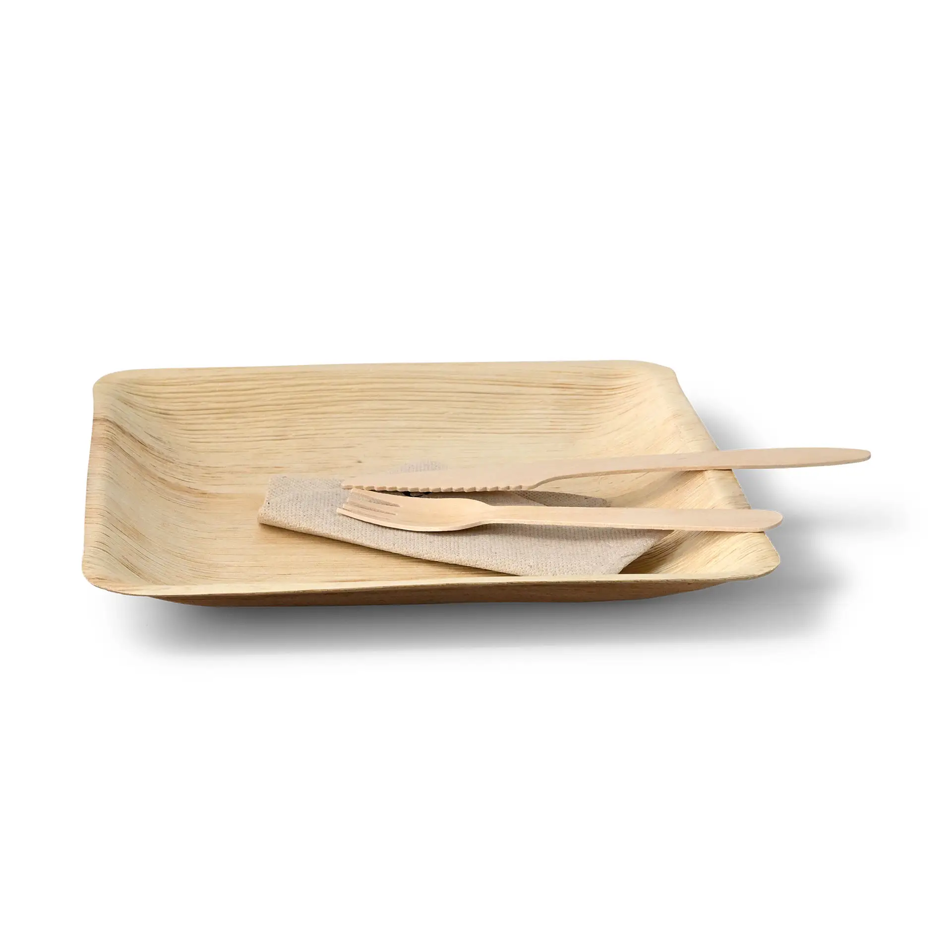 Piatto quadrato in foglia di palma con un piccolo bordo per salse, accompagnato da posate in legno e un tovagliolo di stoffa.
