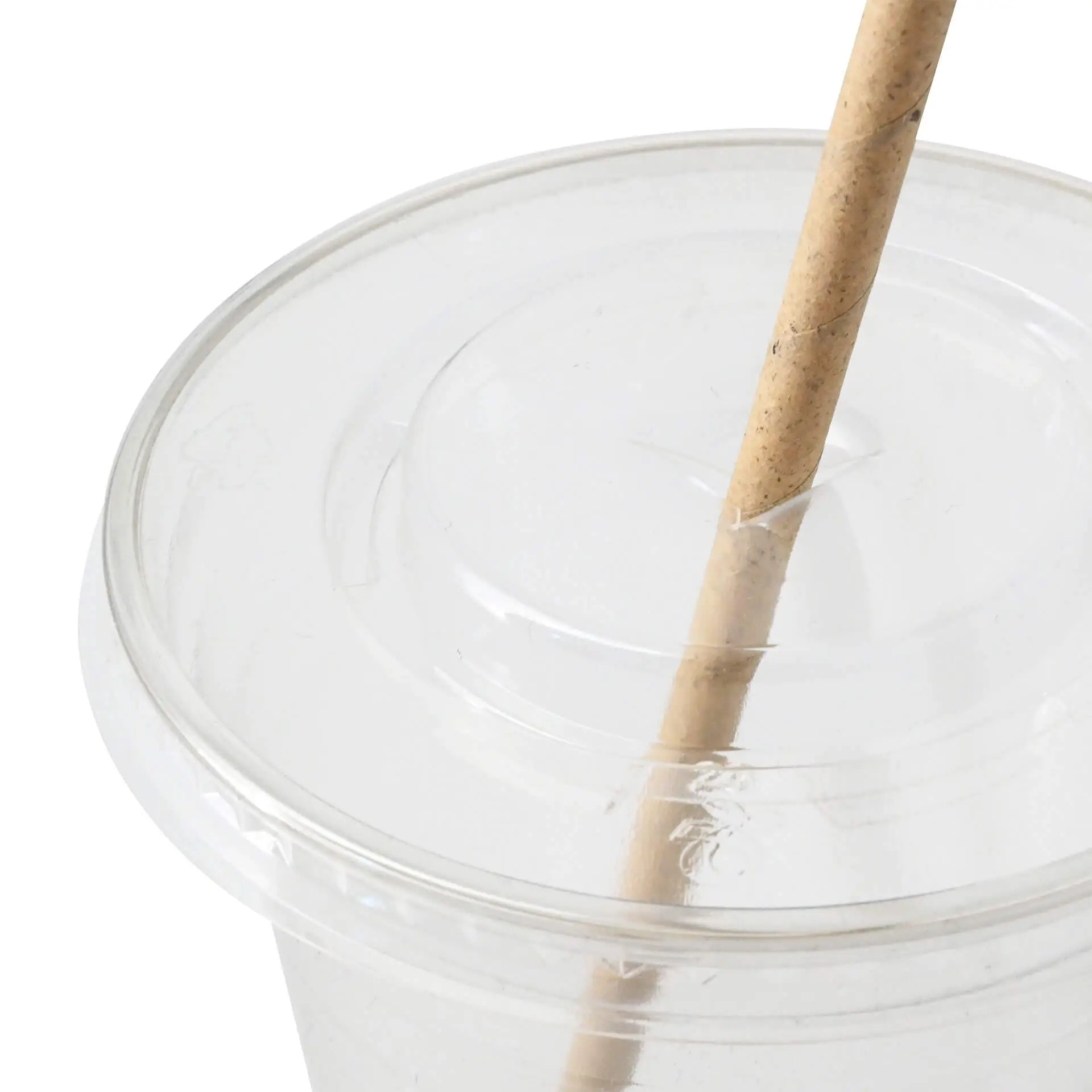 Coperchio piatto per bevande fredde realizzato in PET 100% riciclato; presenta un foro centrale per una cannuccia.