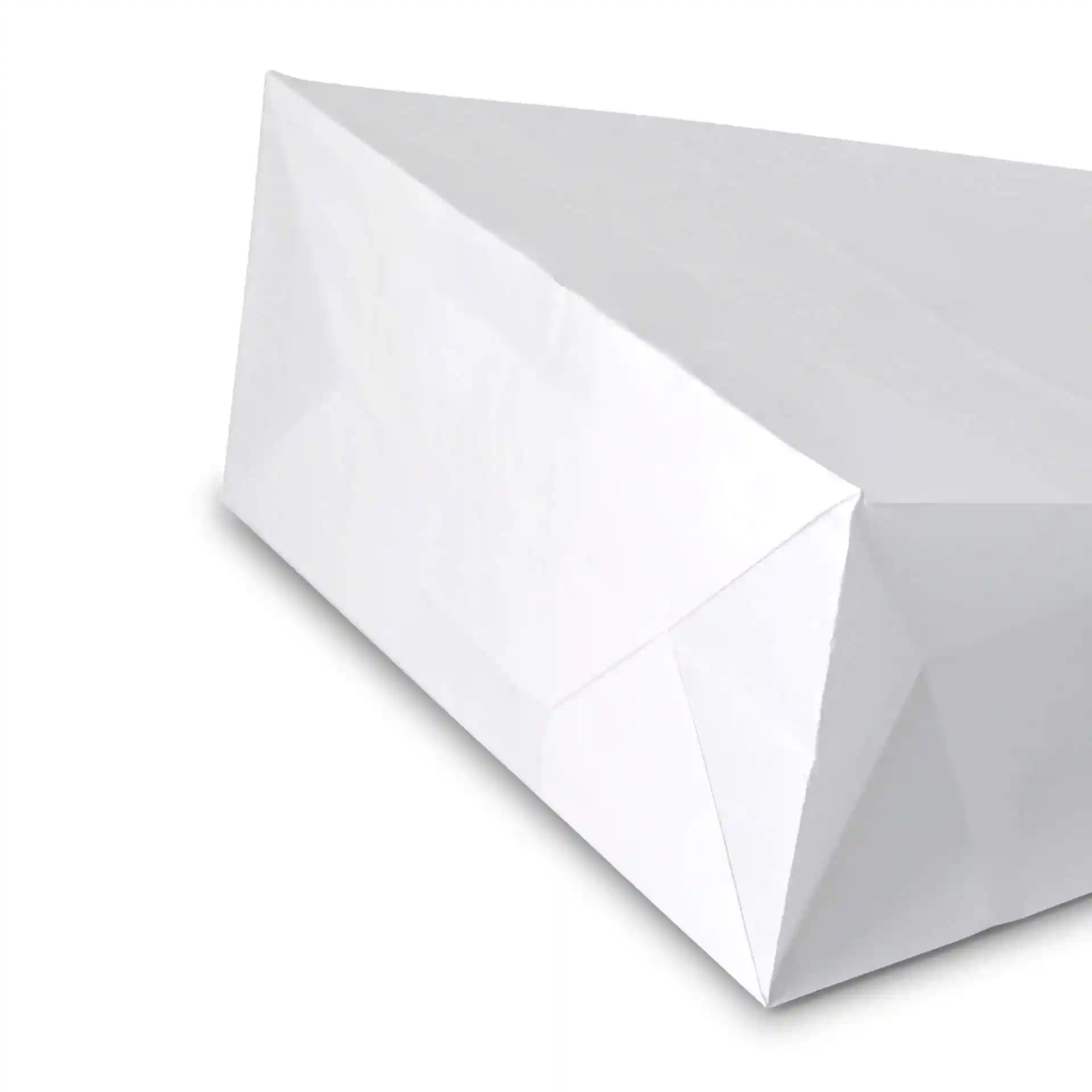 Busta in carta kraft bianca con cima triangolare e angoli piegati, misura 18 x 8 x 22 cm.