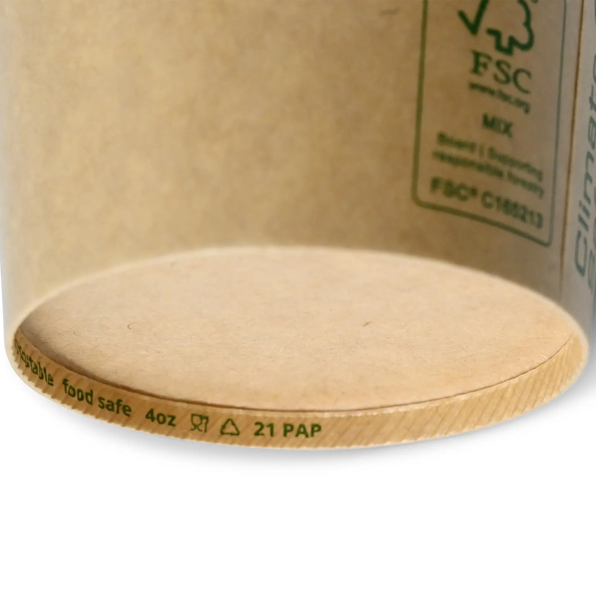 Un contenitore alimentare in carta con base marrone; presenta un'etichetta che indica che è riciclabile e sicuro per alimenti.