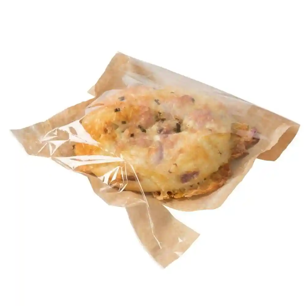 Sacchetto per snack in carta stampata con design di foglia di palma, contiene un alimento avvolto in pellicola trasparente.