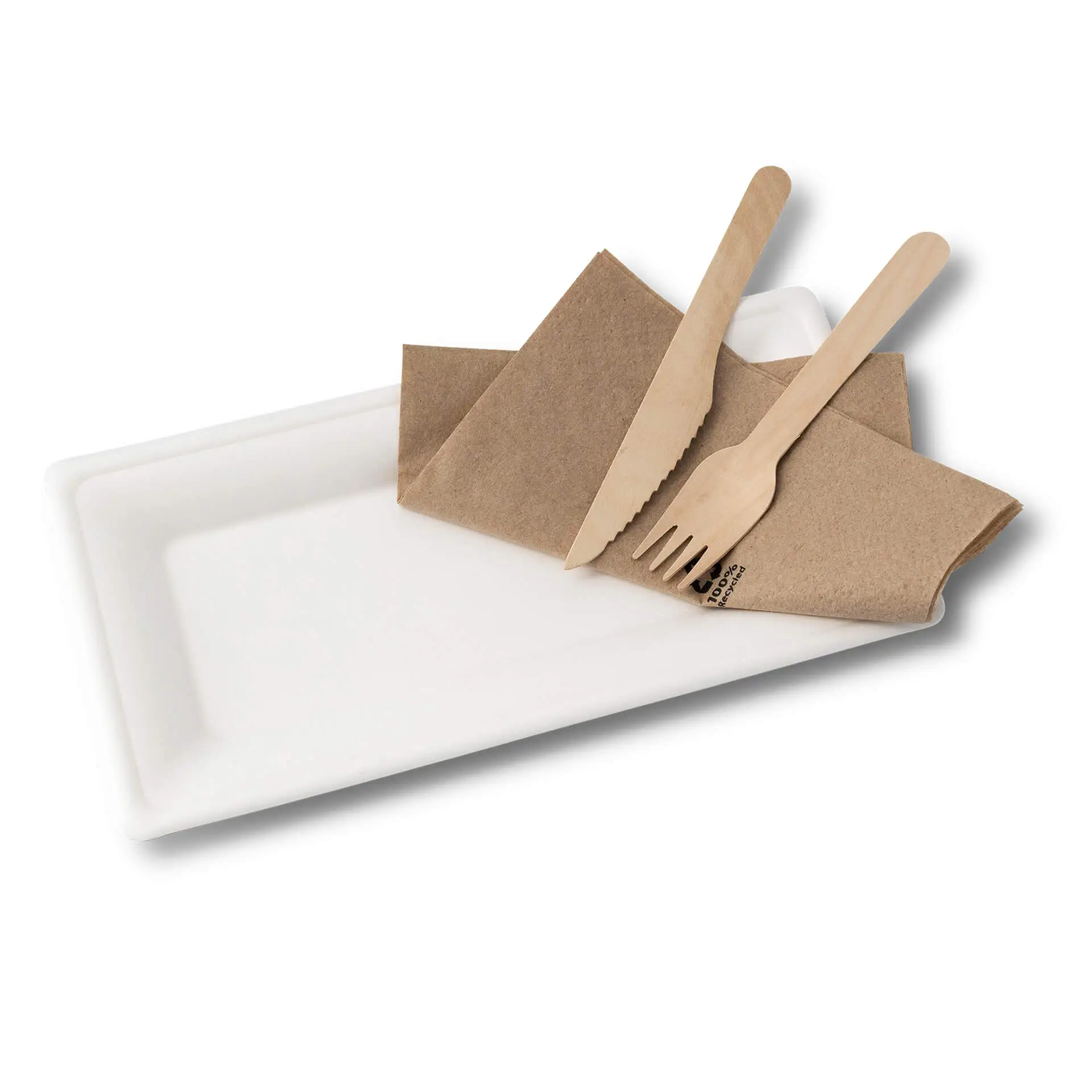 Piatto rettangolare bianco in canna da zucchero con una forchetta e un coltello in legno, insieme a due tovaglioli marroni.