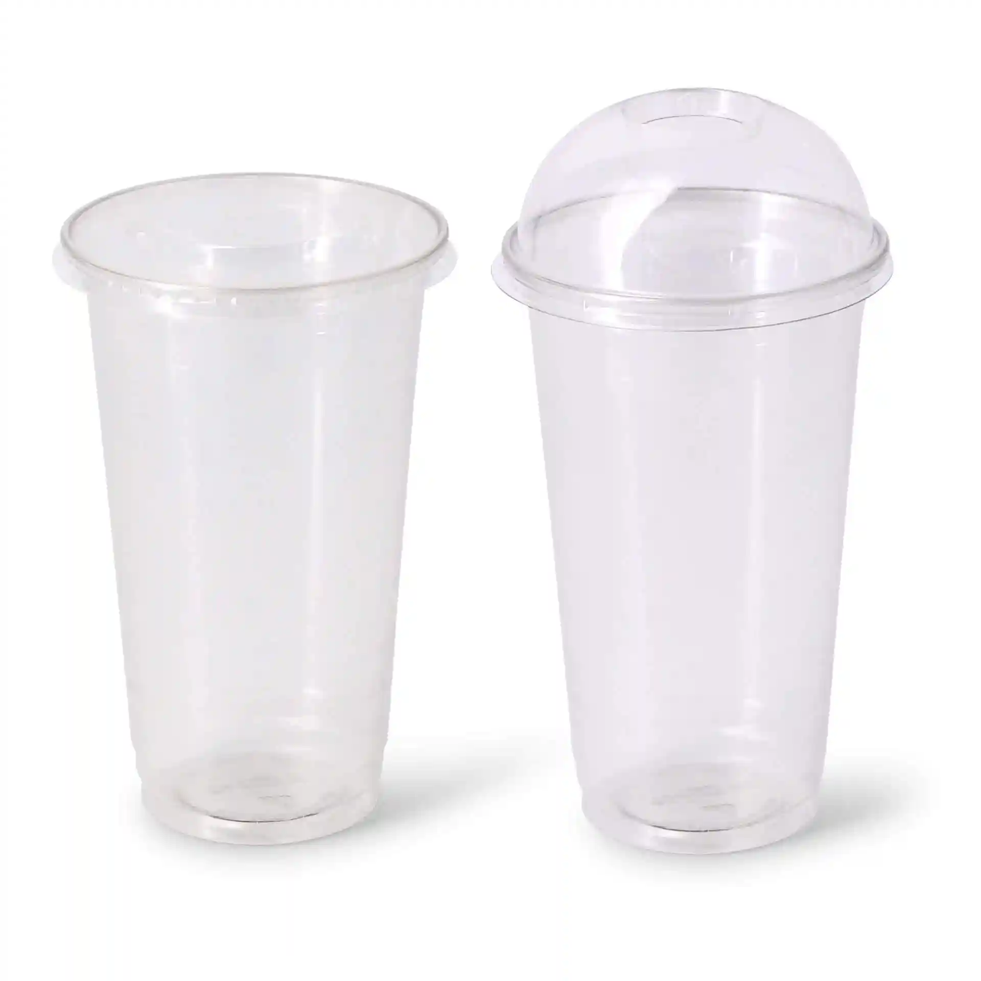 Bicchieri trasparenti da 20 oz in rPET, uno con coperchio a cupola, esposti affiancati.