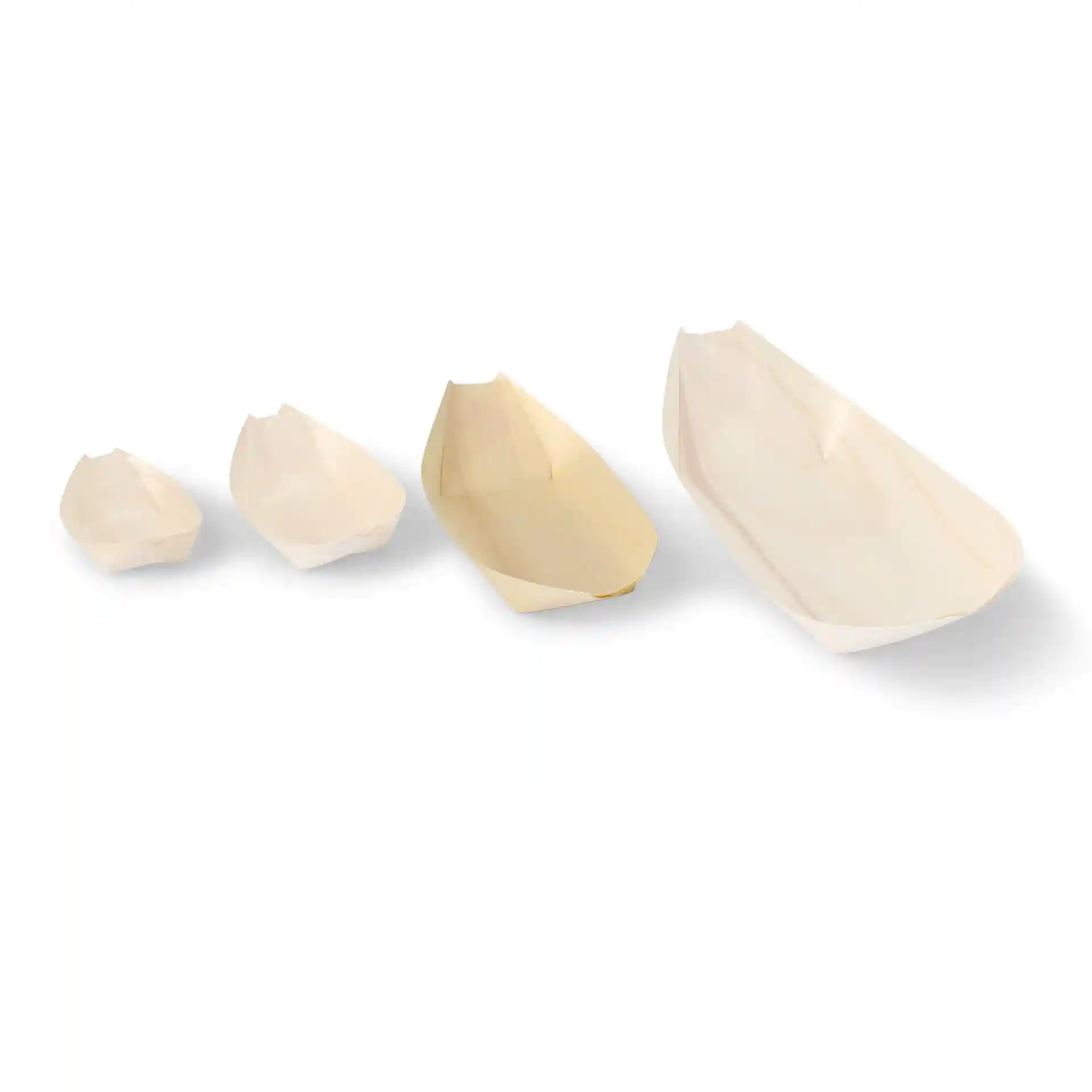Set di quattro contenitori in legno a forma di barca di diverse dimensioni su sfondo bianco.