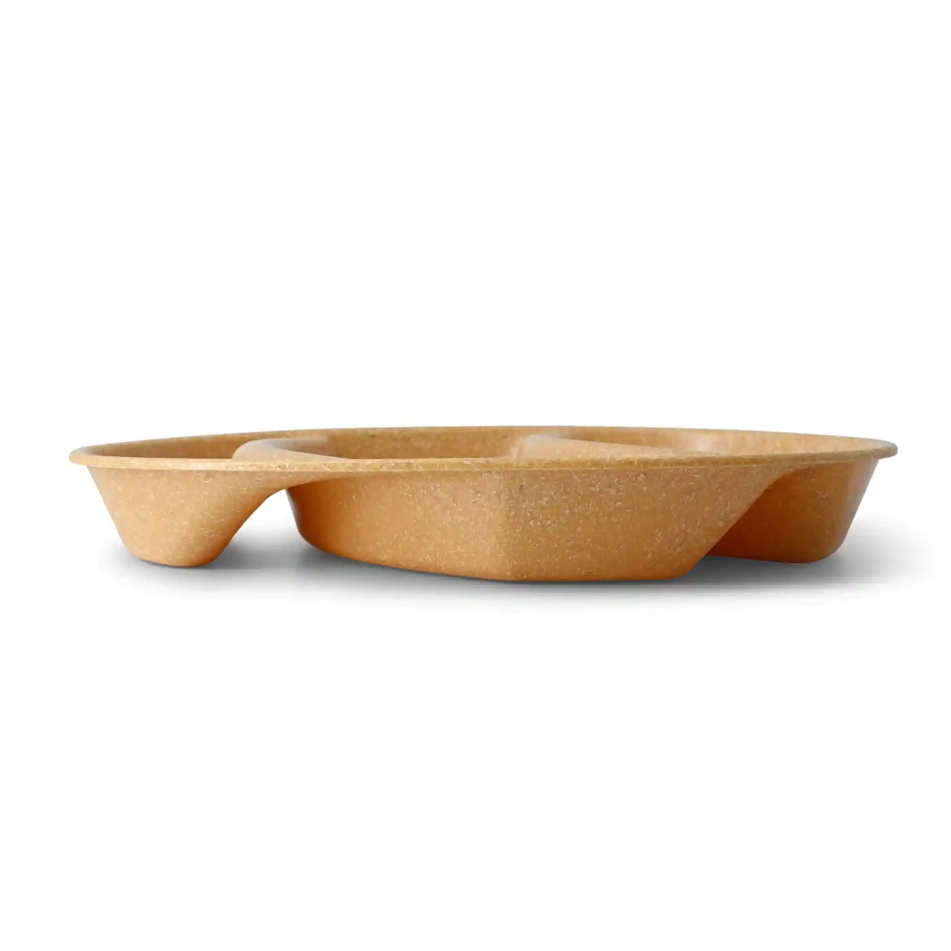 Piatto da menu riutilizzabile marrone con tre scomparti, a forma di goccia, misura 27,5 x 20 x 3,5 cm.
