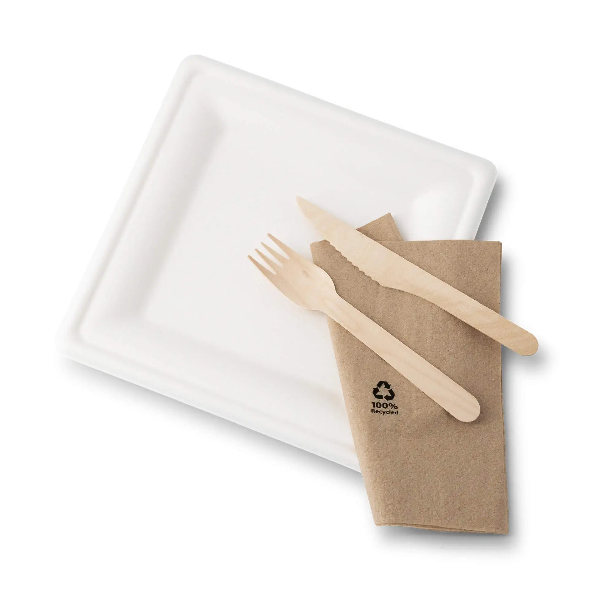 Un piatto bianco in canna da zucchero con design quadrato; include un tovagliolo marrone, una forchetta di legno e un coltello. Tutto biodegradabile.