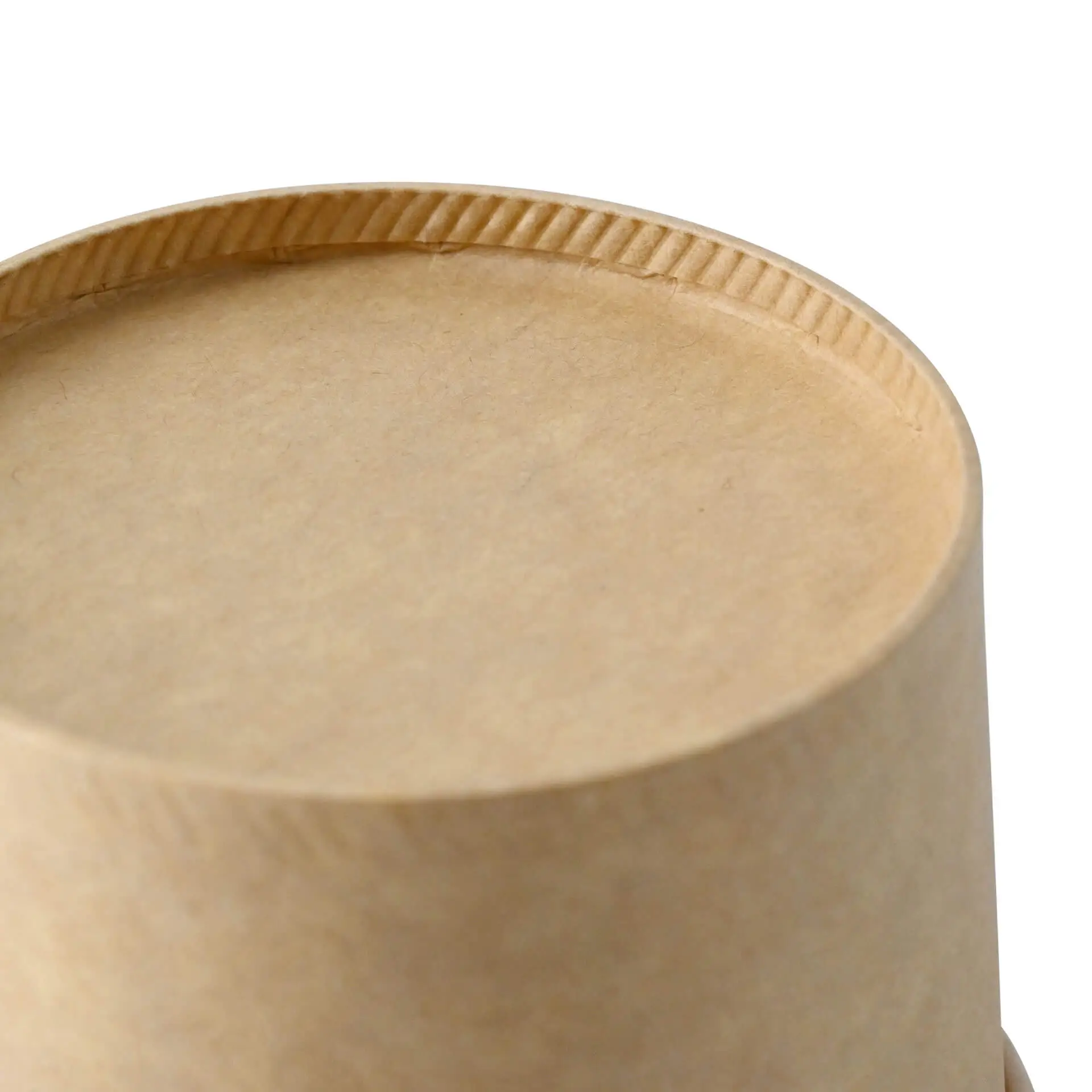 Una tazza per zuppa biodegradabile marrone con rivestimento in PLA, superficie superiore liscia e bordo rigato.