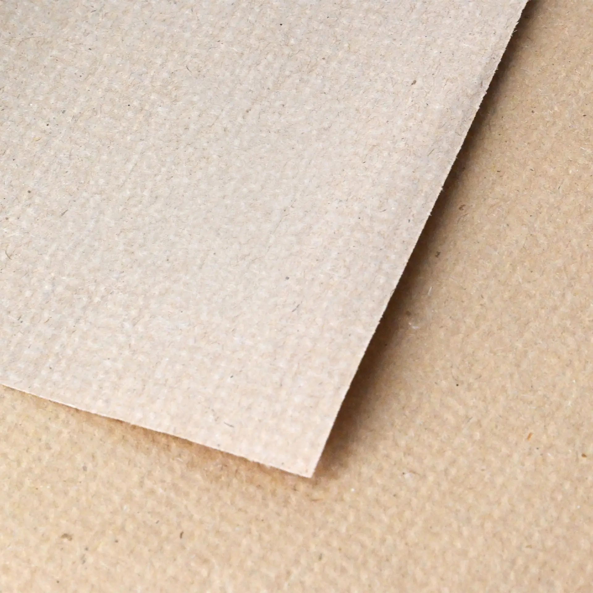 Etichetta con simbolo di riciclo e testo "100% Riciclato" su sottopiatto in rPaper non sbiancato.