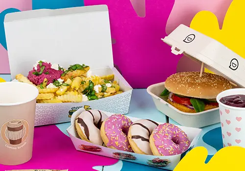 Scatola contenente un burger con formaggio, cipolle, lattuga e salse; accanto a patatine dorate e anelli di cipolla; incluse due piccole salse.