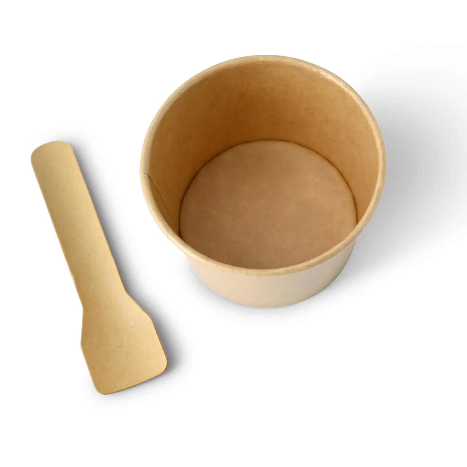 Una tazza di carta marrone e un mescolatore di legno su uno sfondo bianco.