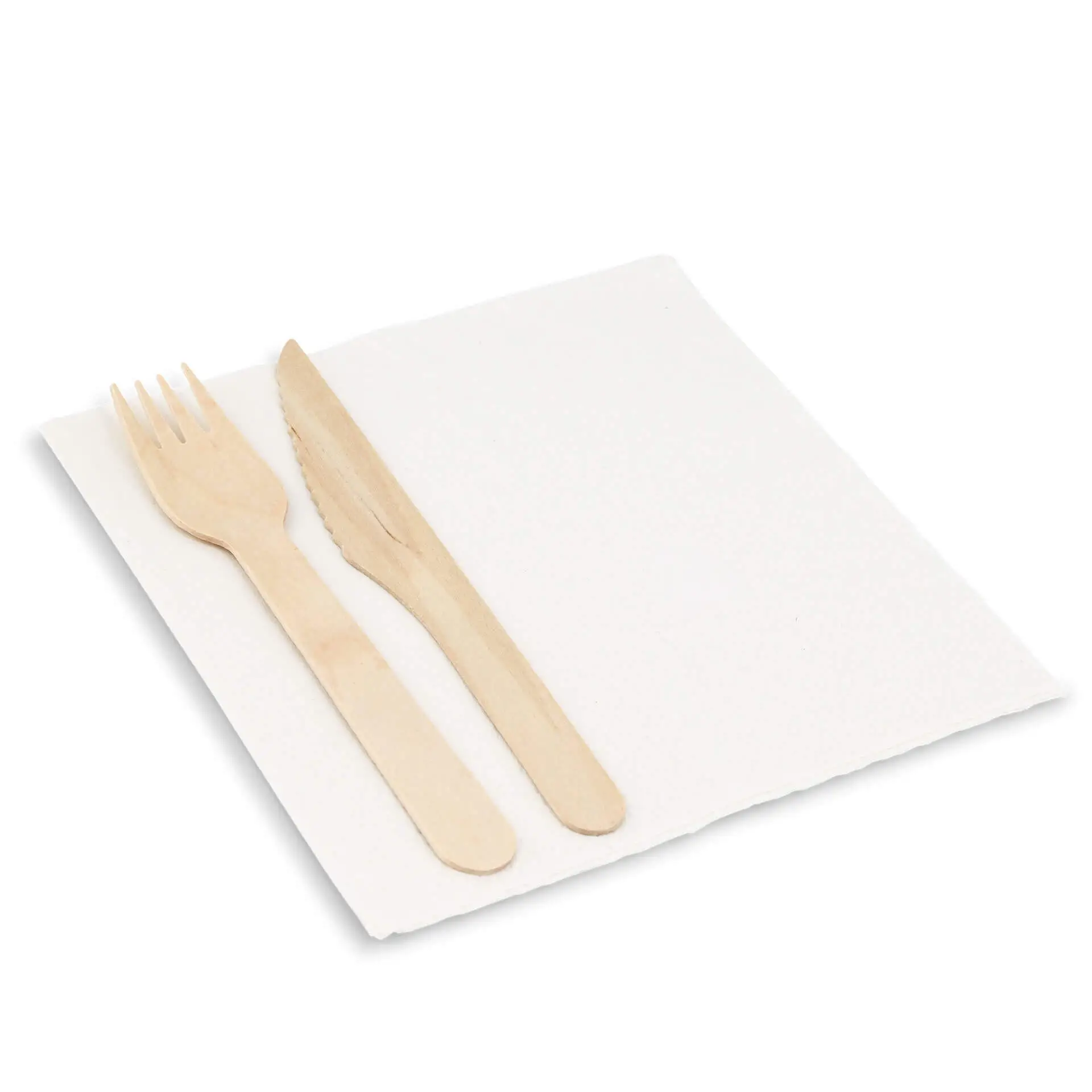 Set di posate in legno con una forchetta e un coltello su un tovagliolo bianco con un simbolo di riciclo.