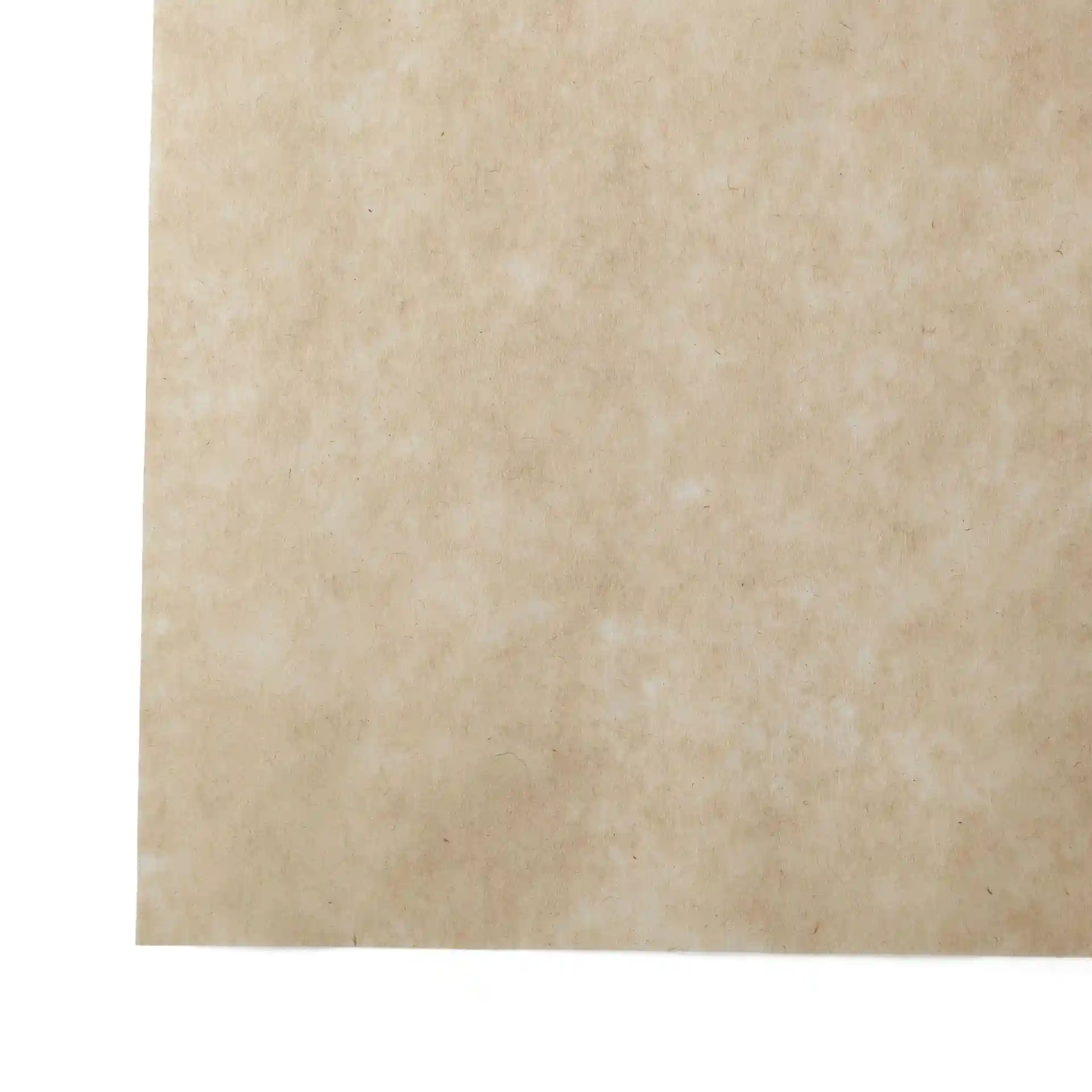 Carta da imballaggio marrone tagliata di dimensioni 37,5 x 50 cm con superficie testurizzata.