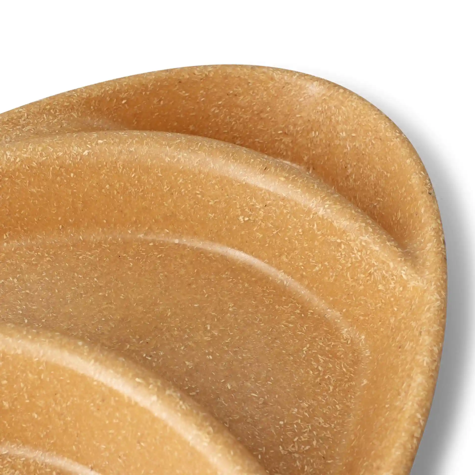 Piatto riutilizzabile marrone con tre scomparti, a forma di goccia e superficie testurizzata.