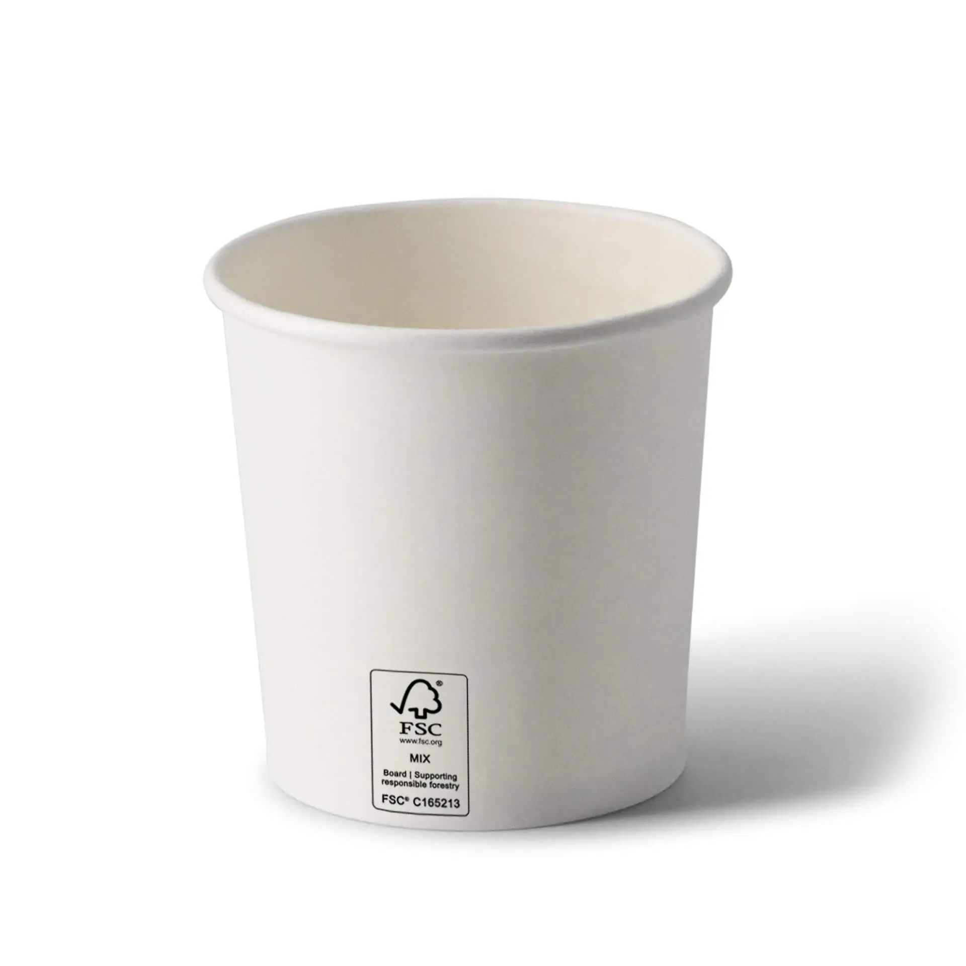 Una tazza di cartone bianca da 12 oz per zuppa con rivestimento in PE; adatta per piatti caldi e freddi; con marcature e etichetta FSC.