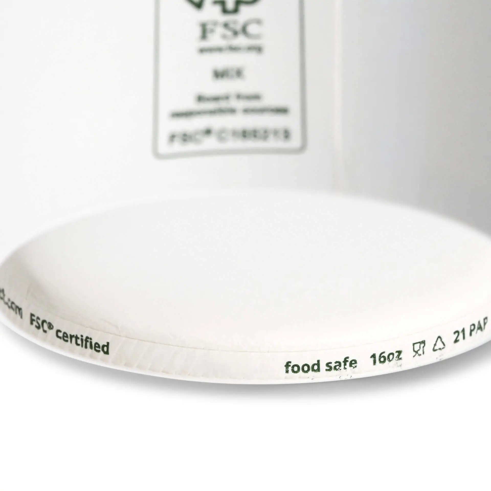 Un bicchiere di carta bianco per gelato con capacità di 16 oz; il bordo mostra marcature per certificazione FSC e biodegradabilità.