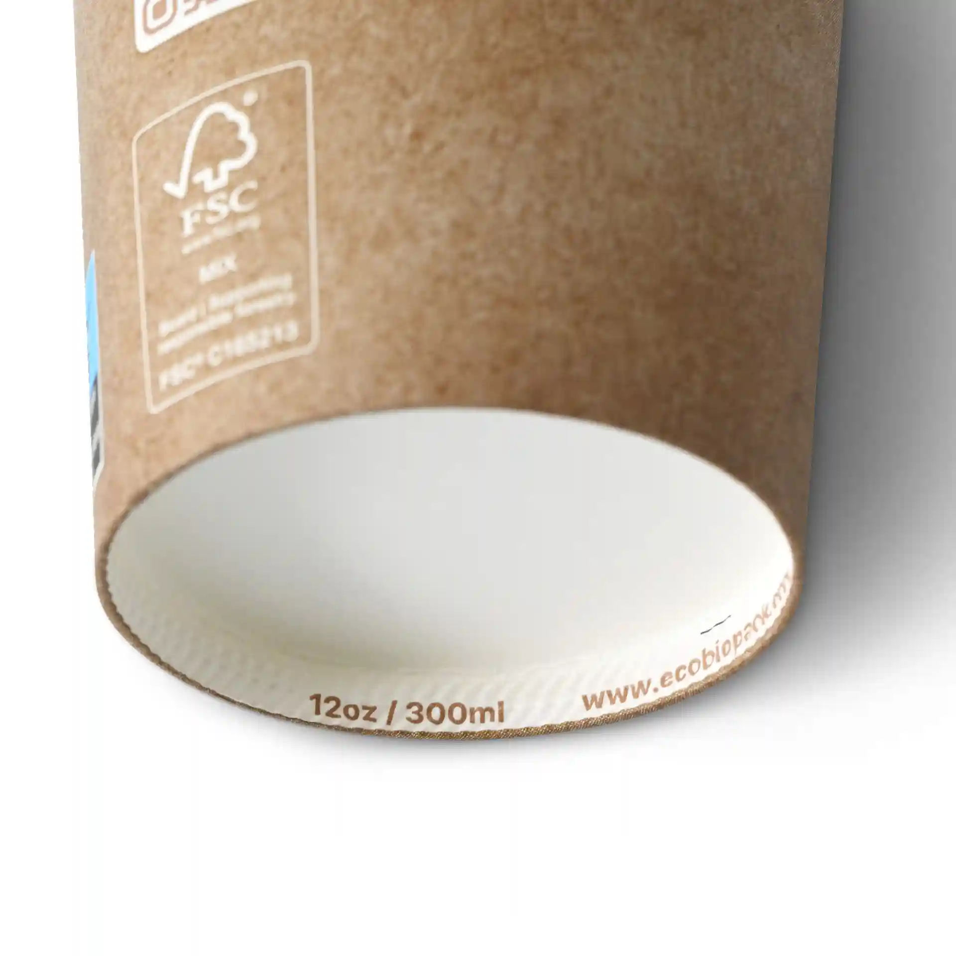 Bicchiere di carta marrone con rivestimento interno bianco, capacità di 12 oz, mostra il bordo inferiore e le marcature.