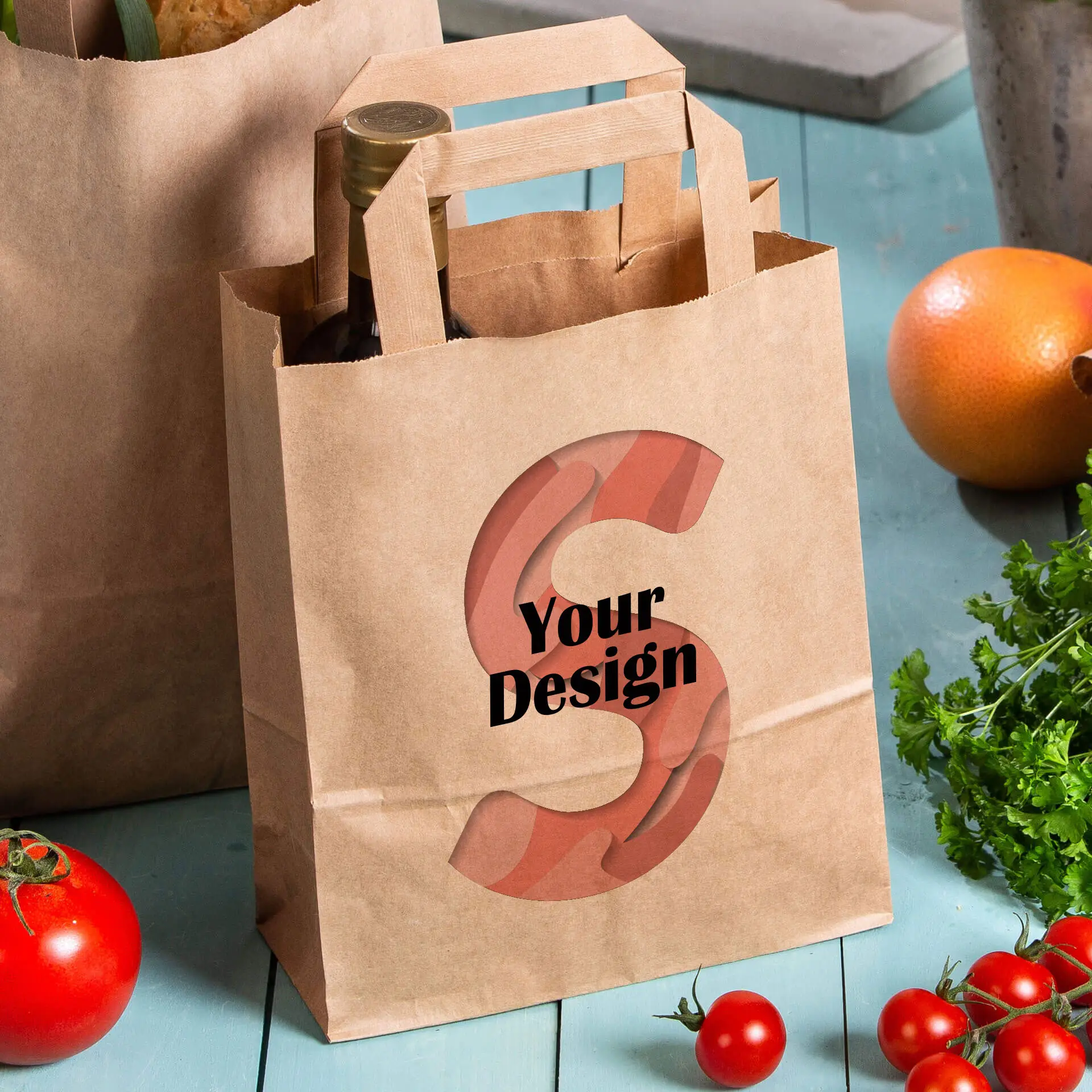 Busta di carta marrone con design personalizzabile che presenta la lettera "S" e il testo "Il tuo Design", insieme a prodotti freschi.
