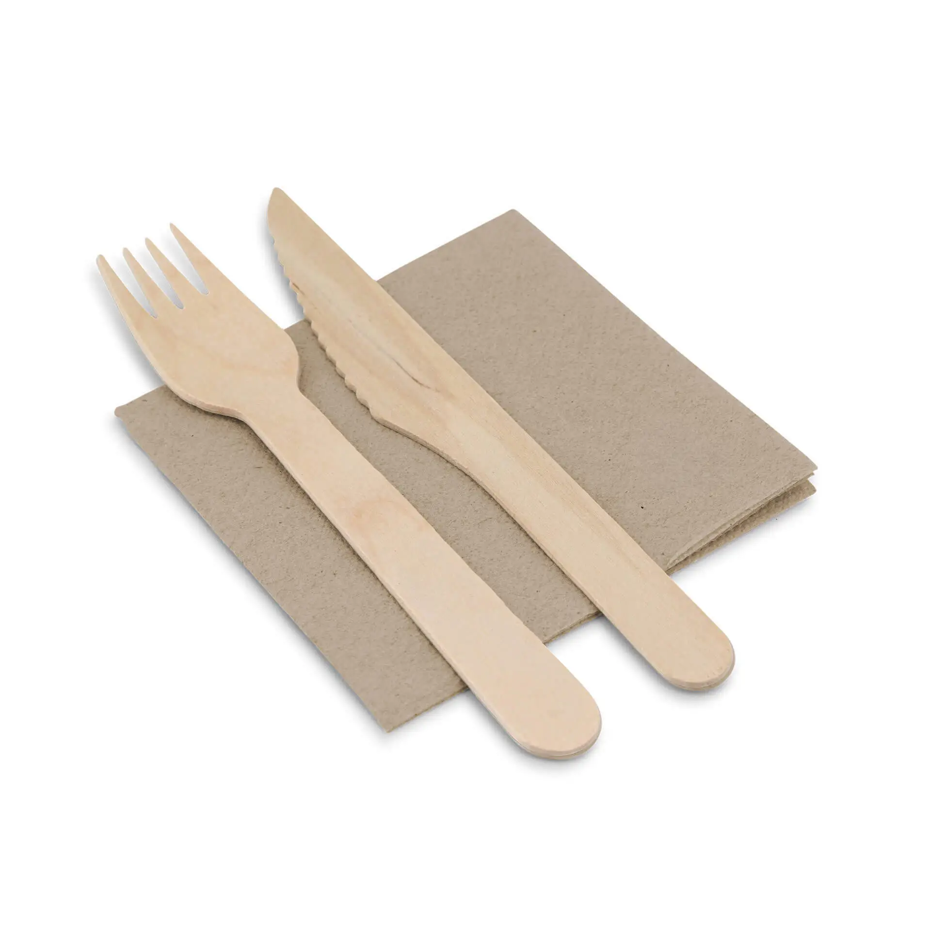 Set di forchetta e coltello in legno su tovaglioli di carta non sbiancati, di forma quadrata e a due strati.