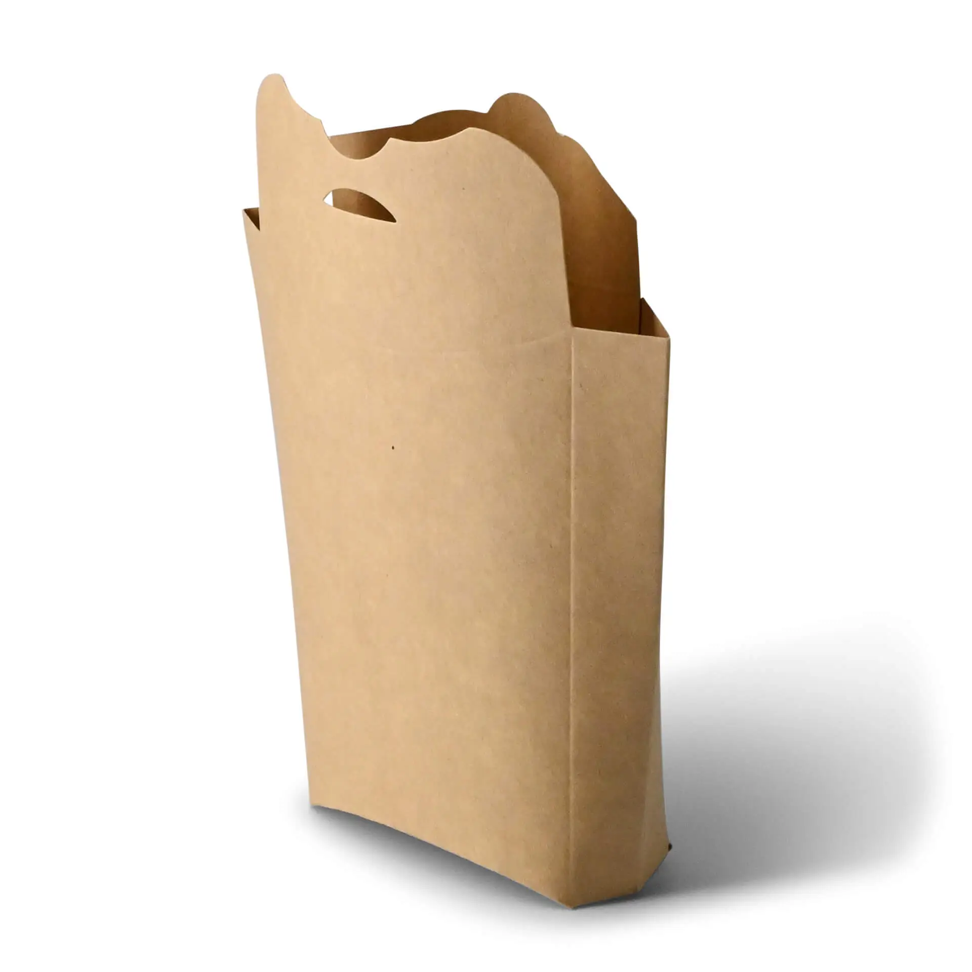 Scooper per patatine in carta kraft; dotato di coperchio e flap aperto per la circolazione dell'aria. Adatto per consegne da asporto di snack.