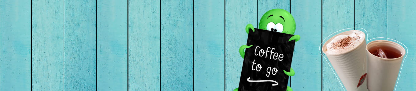 Personaggio verde con un cartello accanto a due bevande; un caffè e una bevanda fredda su uno sfondo blu in legno.