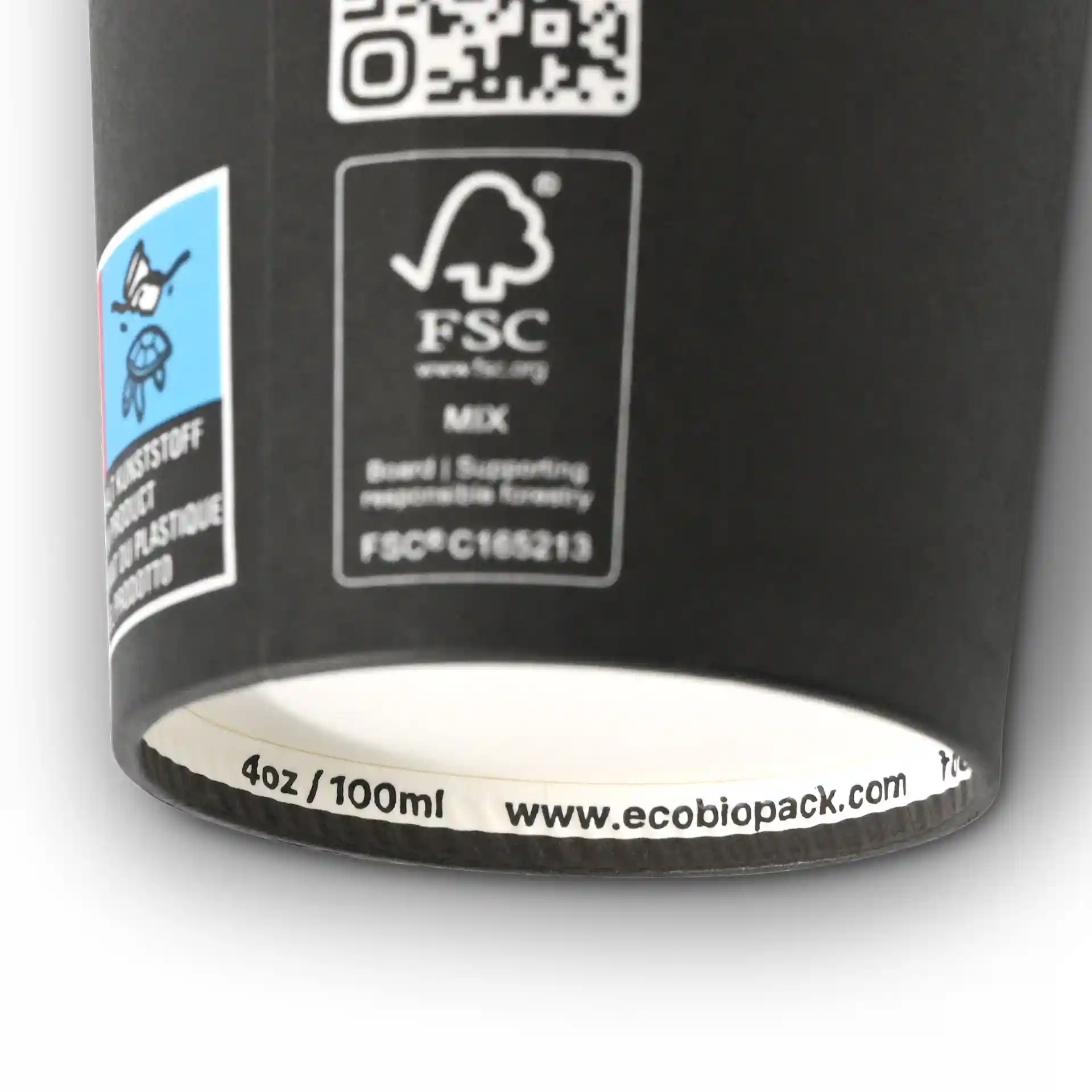Bicchiere di carta nero con rivestimento PLA, capacità di 100 ml, con varie etichette e un codice QR sul lato.