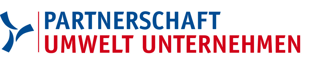 Logo con il testo "PARTNERSCHAFT UMWELT UNTERNEHMEN" in lettere blu e rosse e un elemento grafico blu.