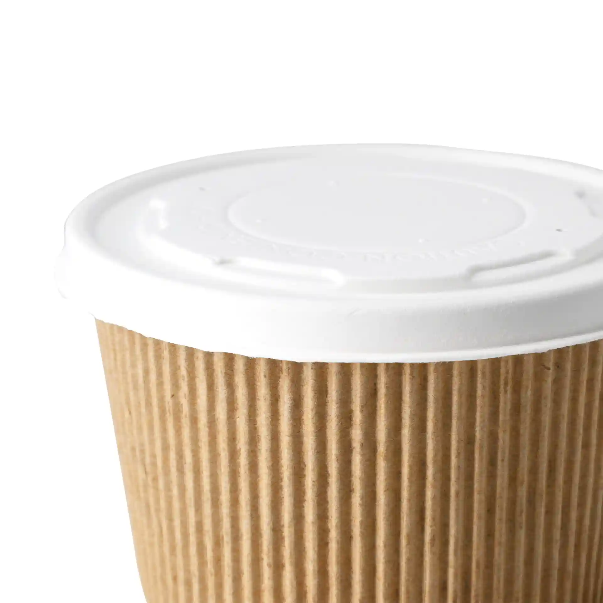 Primo piano di un coperchio piatto bianco in cartone su una tazza di carta marrone a righe.