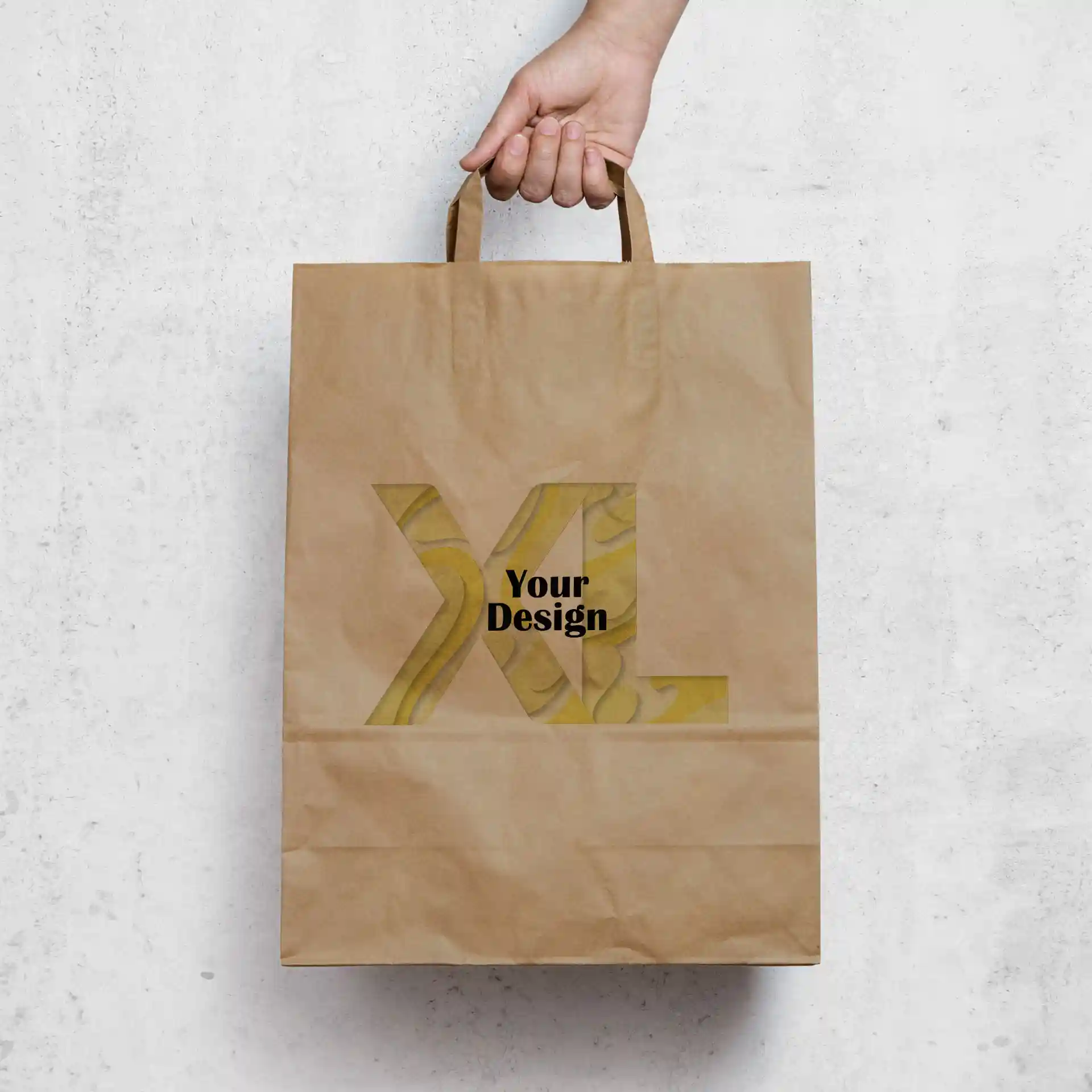 Borsa in carta marrone di forma rettangolare, con una mano che la tiene e un'area di design contrassegnata "Il tuo design" in nero.