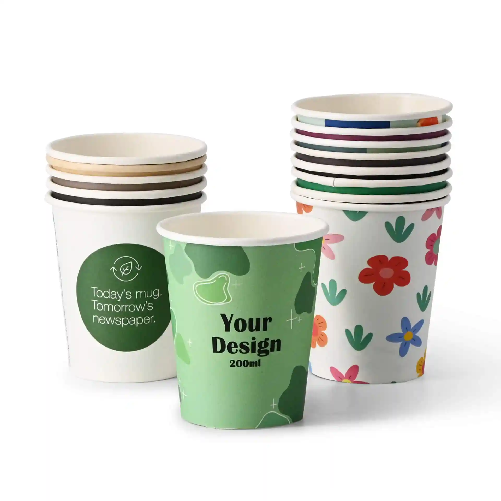 Pila di bicchieri di carta con vari design, incluso un bicchiere verde etichettato 'Il tuo design' e un bicchiere bianco con un logo circolare.