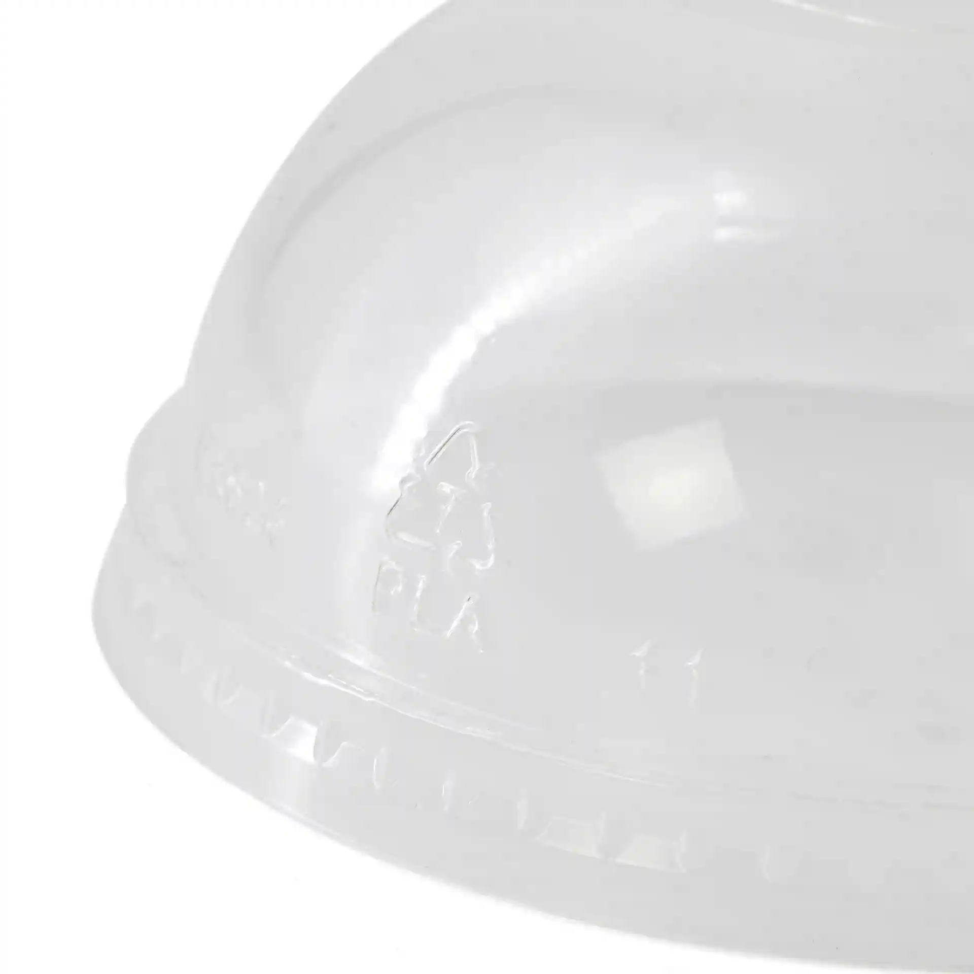 Coperchio dome in PLA trasparente con un diametro di 95 mm e un foro per cannuccia, mostra una superficie liscia e una leggera curvatura.