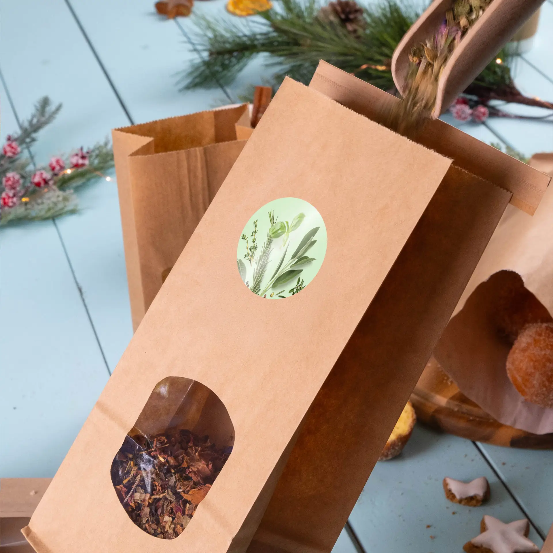 Sacchetto di imballaggio con contenuto alle erbe, finestra trasparente e un'etichetta verde rotonda con illustrazioni botaniche.