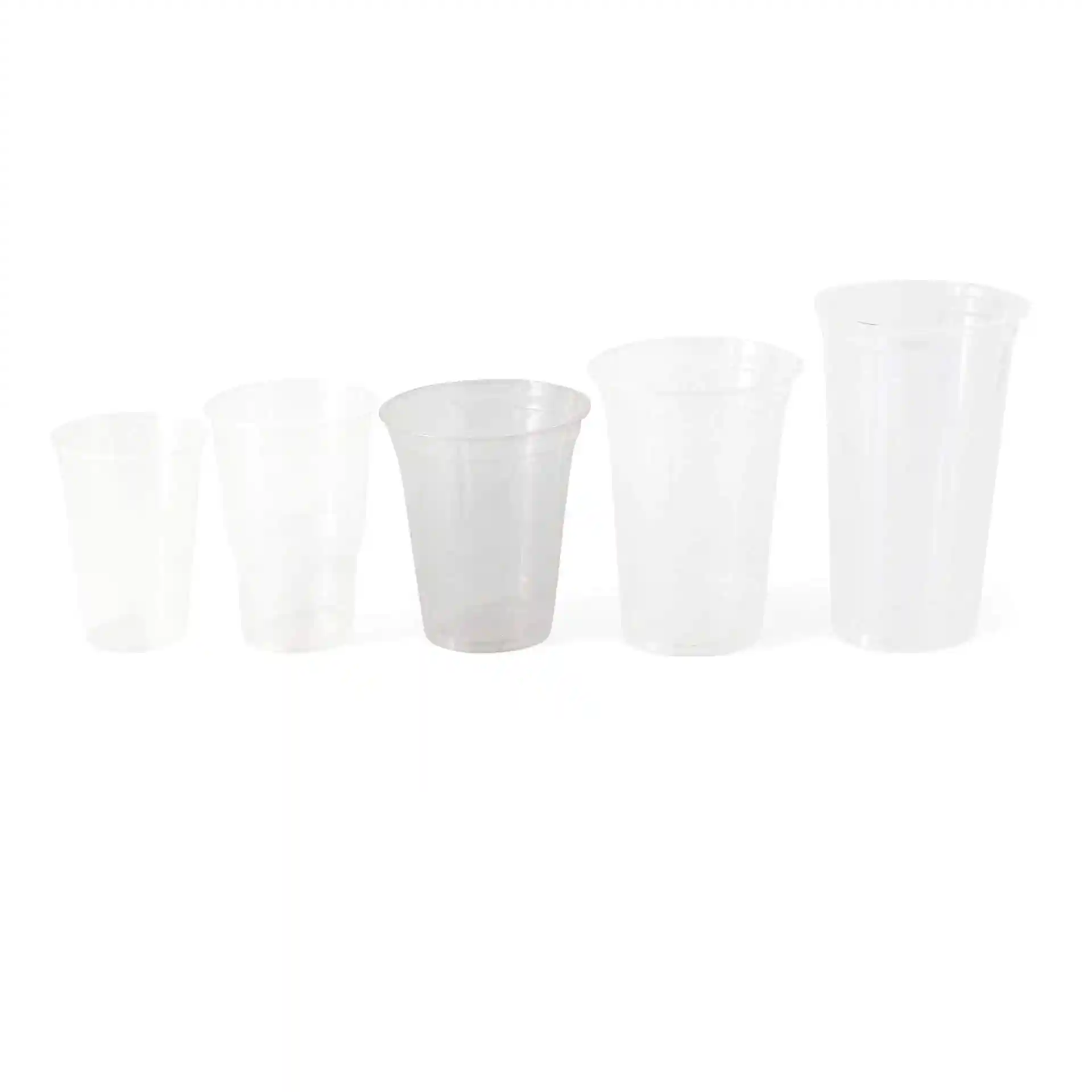 Immagine di cinque bicchieri di plastica trasparente di diverse dimensioni, disposti dal più piccolo al più grande.
