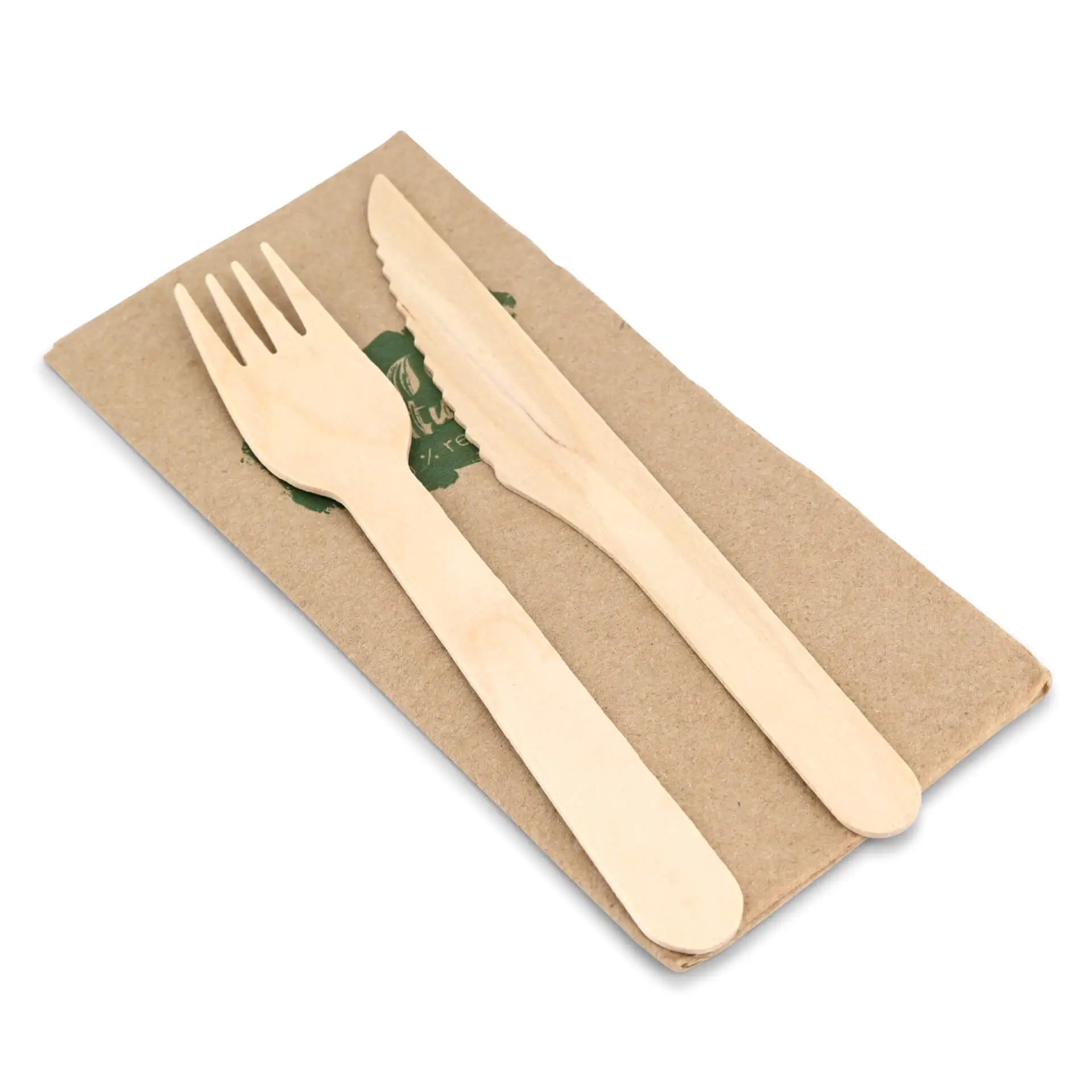 Set di forchetta e coltello in legno su un supporto in cartone beige, con un logo ambientale verde.