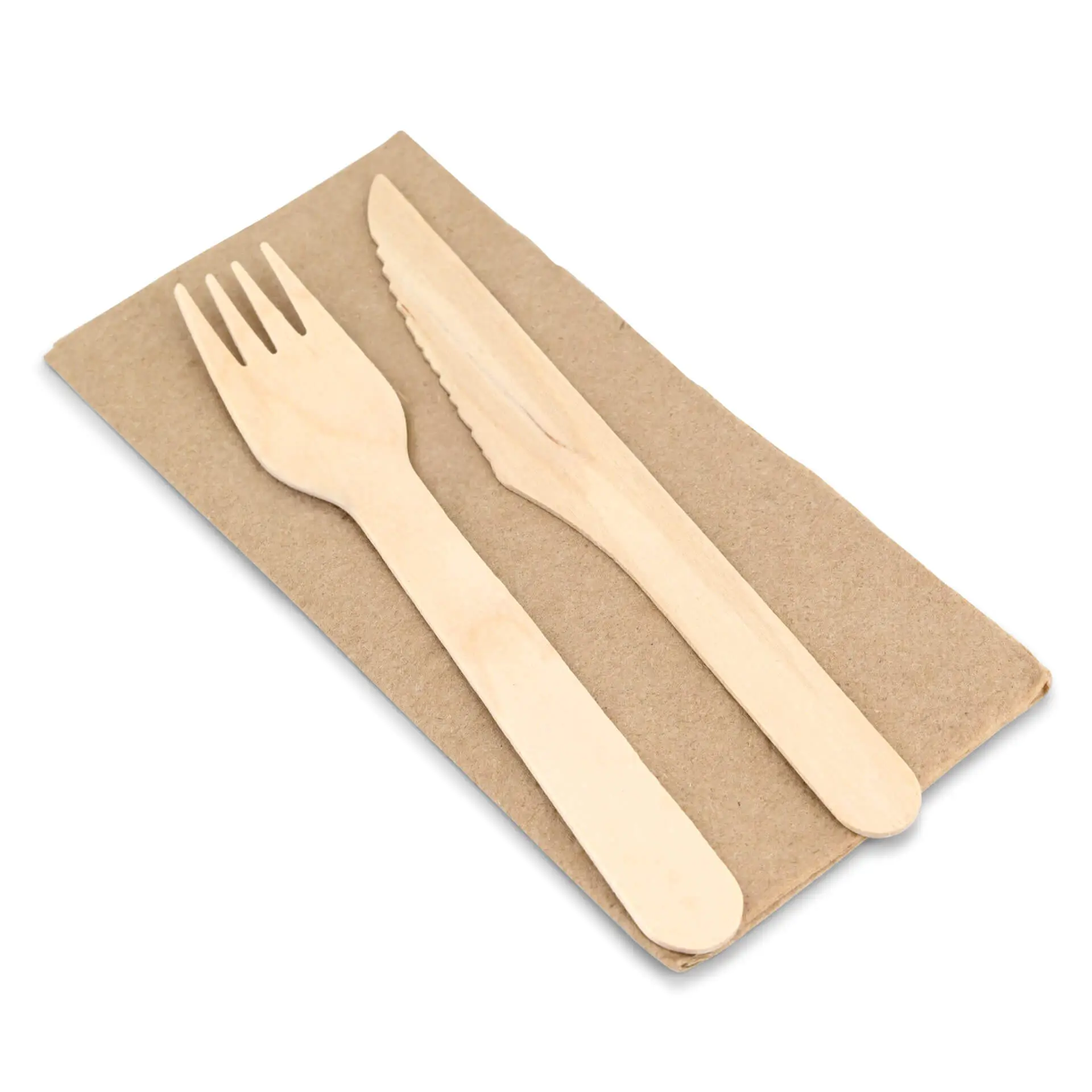 Set di forchetta e coltello in legno su un tovagliolo di carta rettangolare non sbiancato.