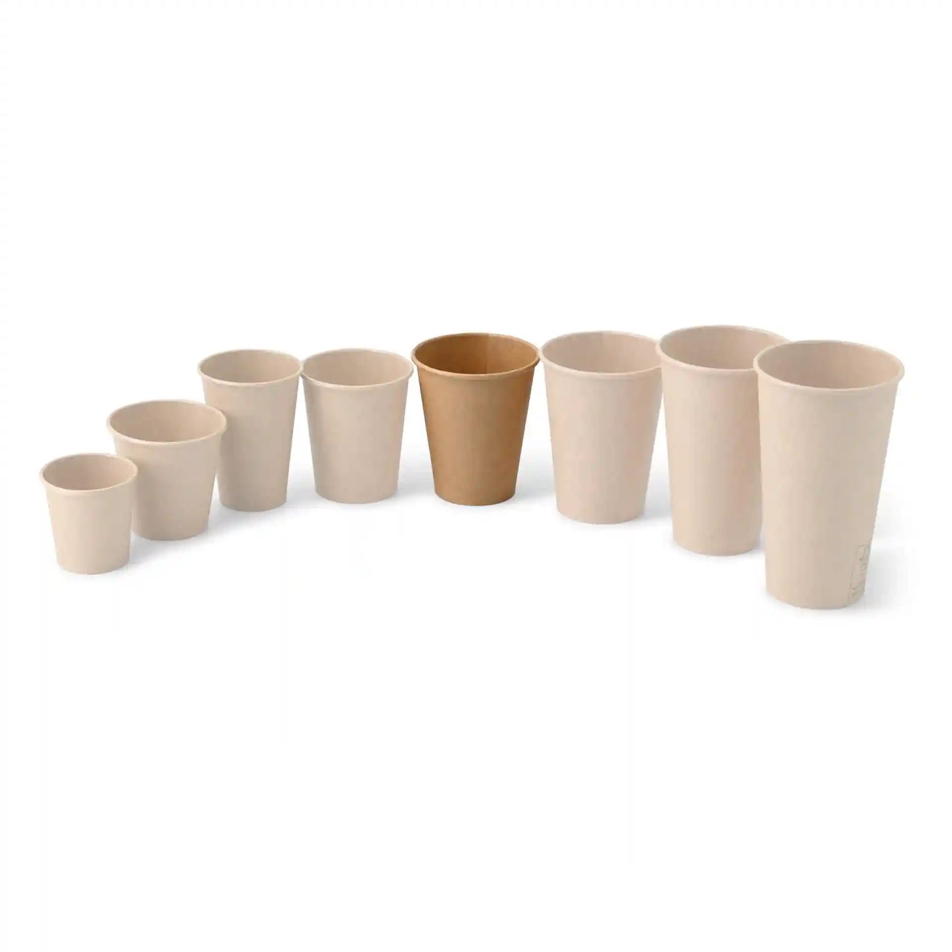 Set di bicchieri di carta di varie dimensioni, incluso un bicchiere marrone, disposti in una linea curva su sfondo bianco.