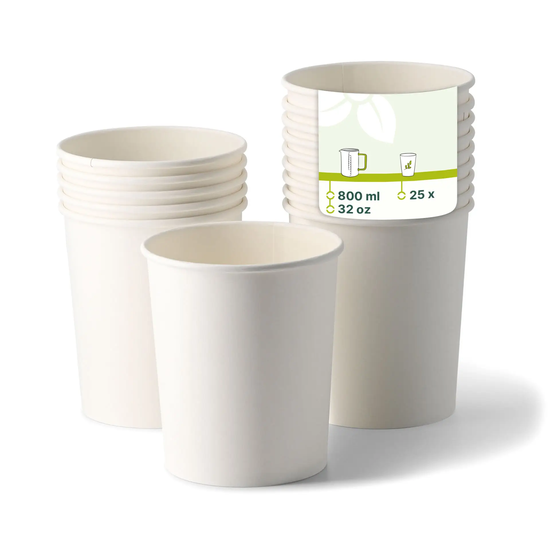 Un bicchiere di cartone bianco biodegradabile da 32 oz a fuoco; diversi bicchieri simili impilati dietro con un'etichetta che indica le specifiche.